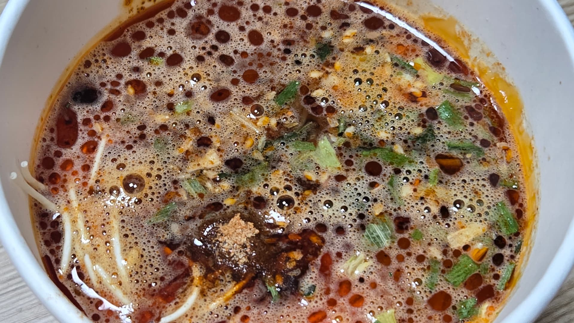 Fideos Chongqing después de 3 minutos con aceite chili en sopa | 하이제이에스비