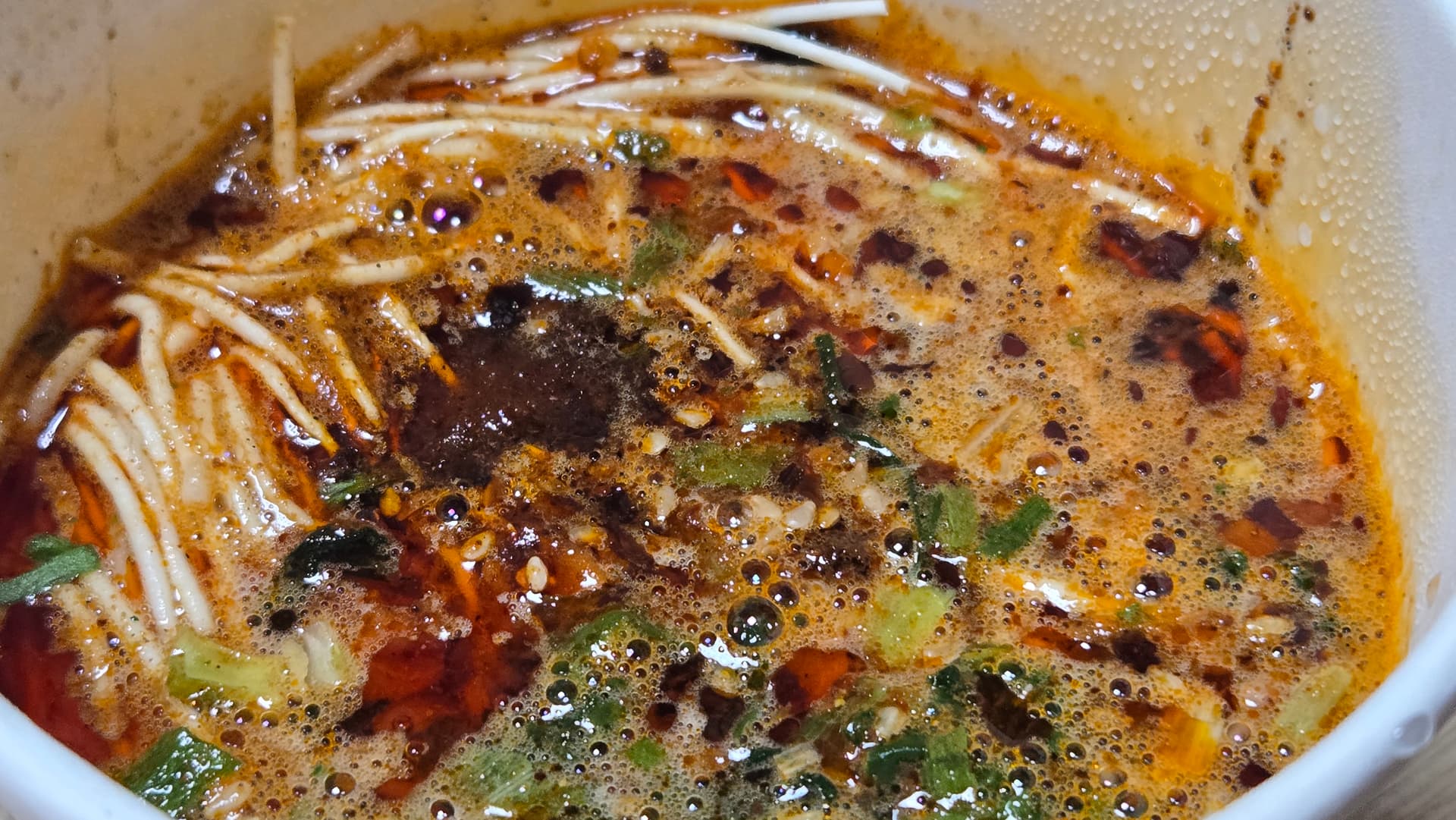 Fideos Chongqing con palillos vegetales y salsa | 하이제이에스비