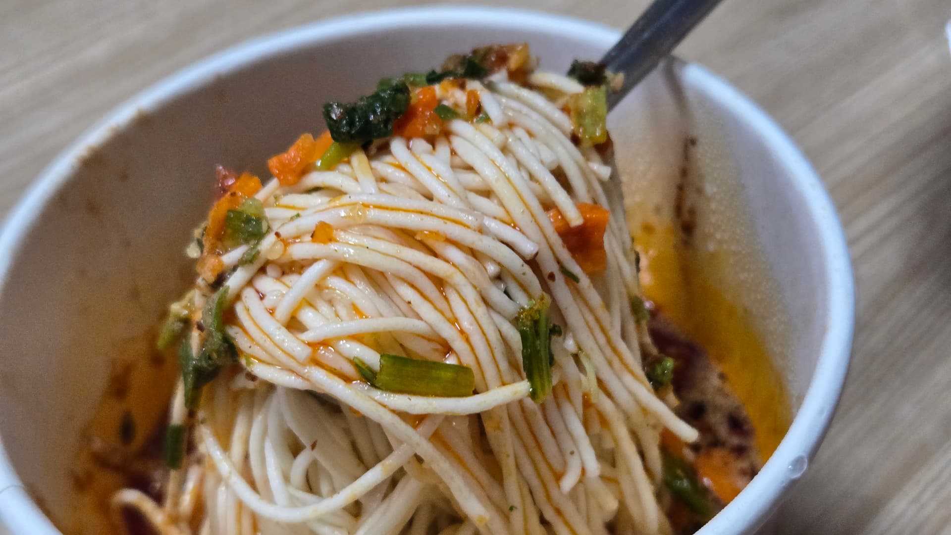 Fideos Chongqing close-up vegetales y fideos delgados | 하이제이에스비