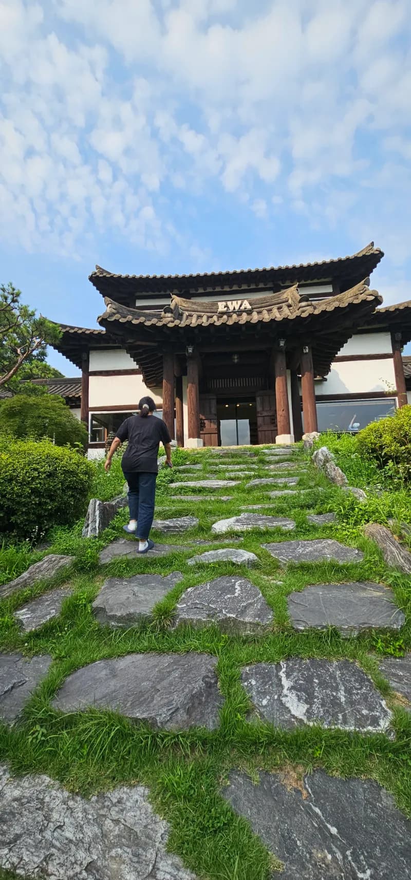 카페 이와 입구 돌계단 - 한옥 대문으로 이어지는 운치 있는 돌길 | 하이제이에스비