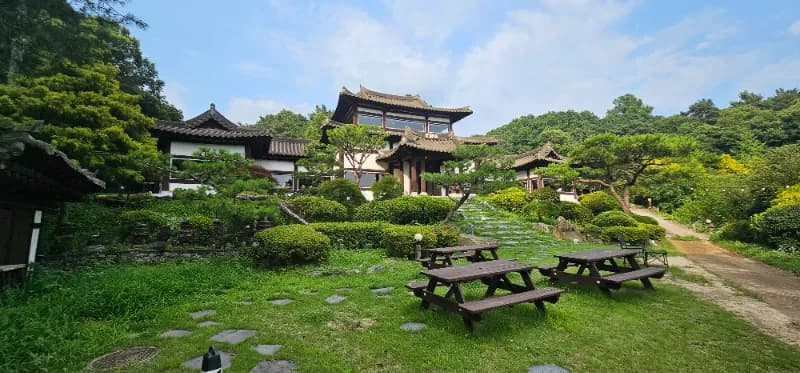 카페 이와 외부 전경 상세 - 기와와 영문 로고 EWA의 조화 | 하이제이에스비