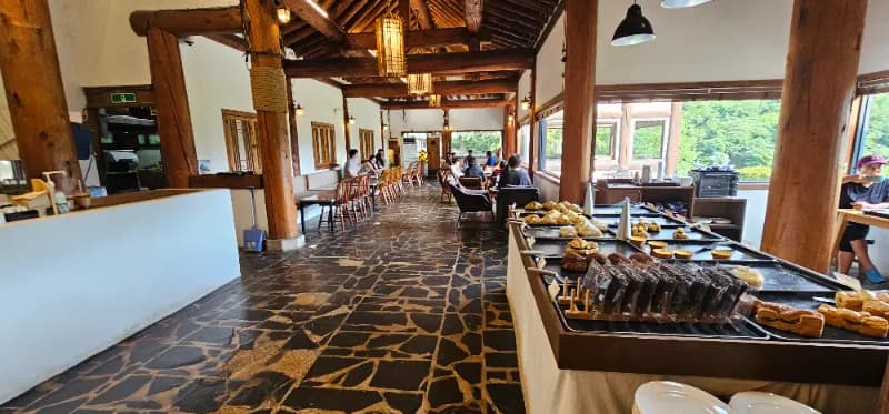 카페 이와 실내 모습 - 서까래와 현대적인 계단이 조화를 이루는 내부 인테리어 | 하이제이에스비