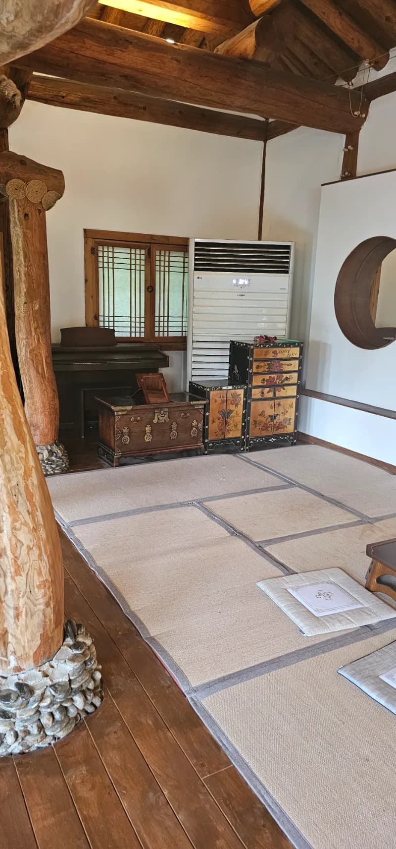 카페 이와 내부 복도 - 나무 기둥과 전통적인 창살이 어우러진 공간 | 하이제이에스비