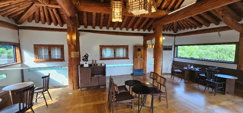 좌식 테이블 공간 - 방석과 전통 소품으로 꾸며진 아늑한 공간 | 하이제이에스비