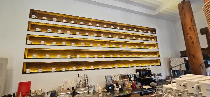 통창 뷰 입식 좌석 - 푸른 자연 풍경을 감상할 수 있는 테이블 공간 | 하이제이에스비