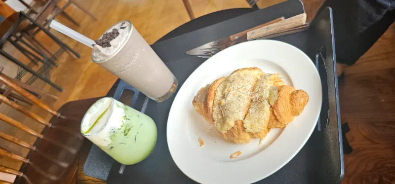 카운터 벽면 머그컵 진열 - 간접 조명으로 갤러리 같은 분위기를 낸 로비 | 하이제이에스비