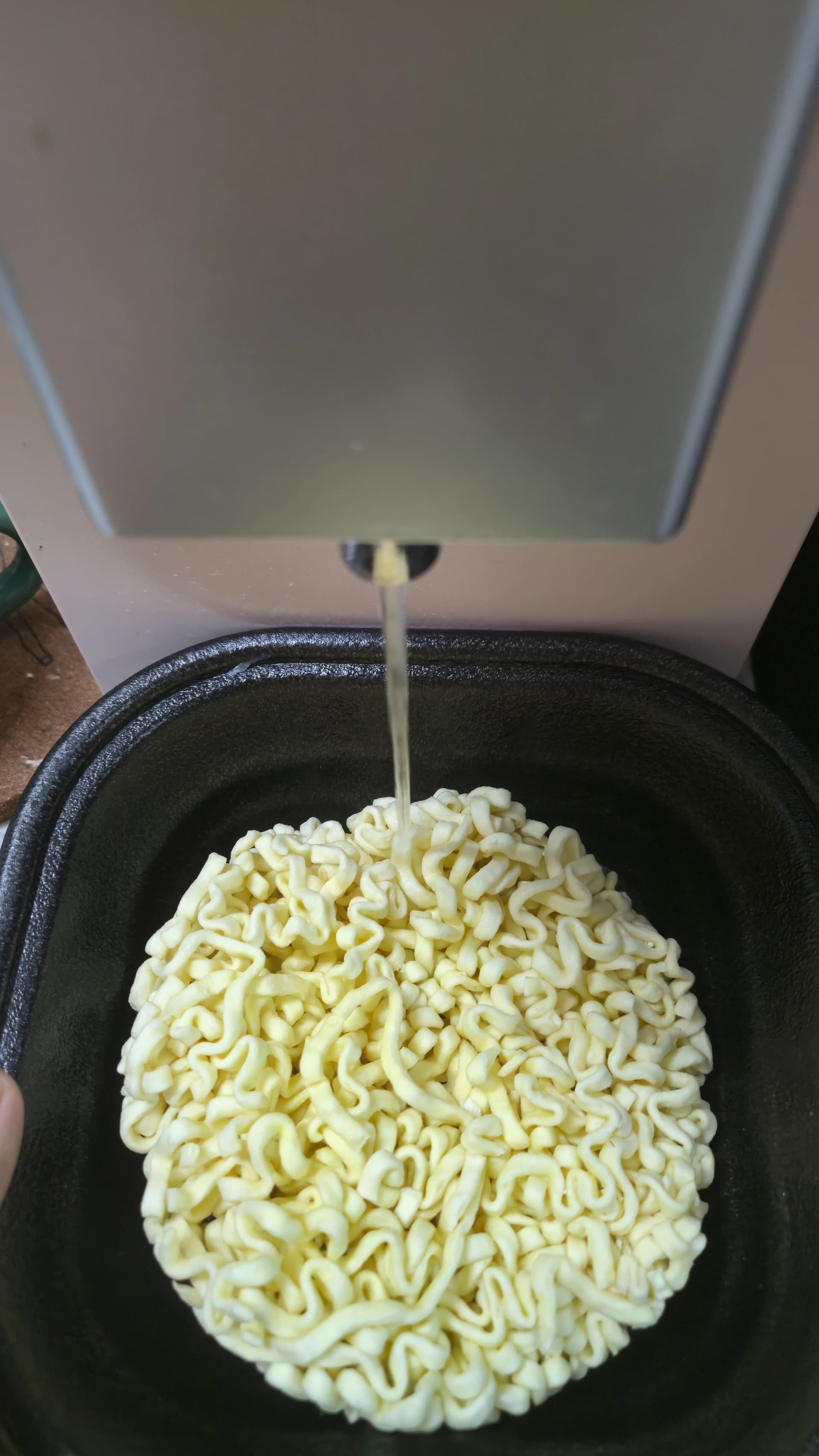 ಮೈಕ್ರೋವೇವ್ ಪಾತ್ರೆಯಲ್ಲಿ ಕಾರ್ಬೊ ಬುಲ್ಡಕ್ ನ್ಯೂಡಲ್ಸ್ ಹಾಕಿ ಬಿಸಿನೀರು ಸುರಿಯುತ್ತಿರುವ ದೃಶ್ಯ | 하이제이에스비