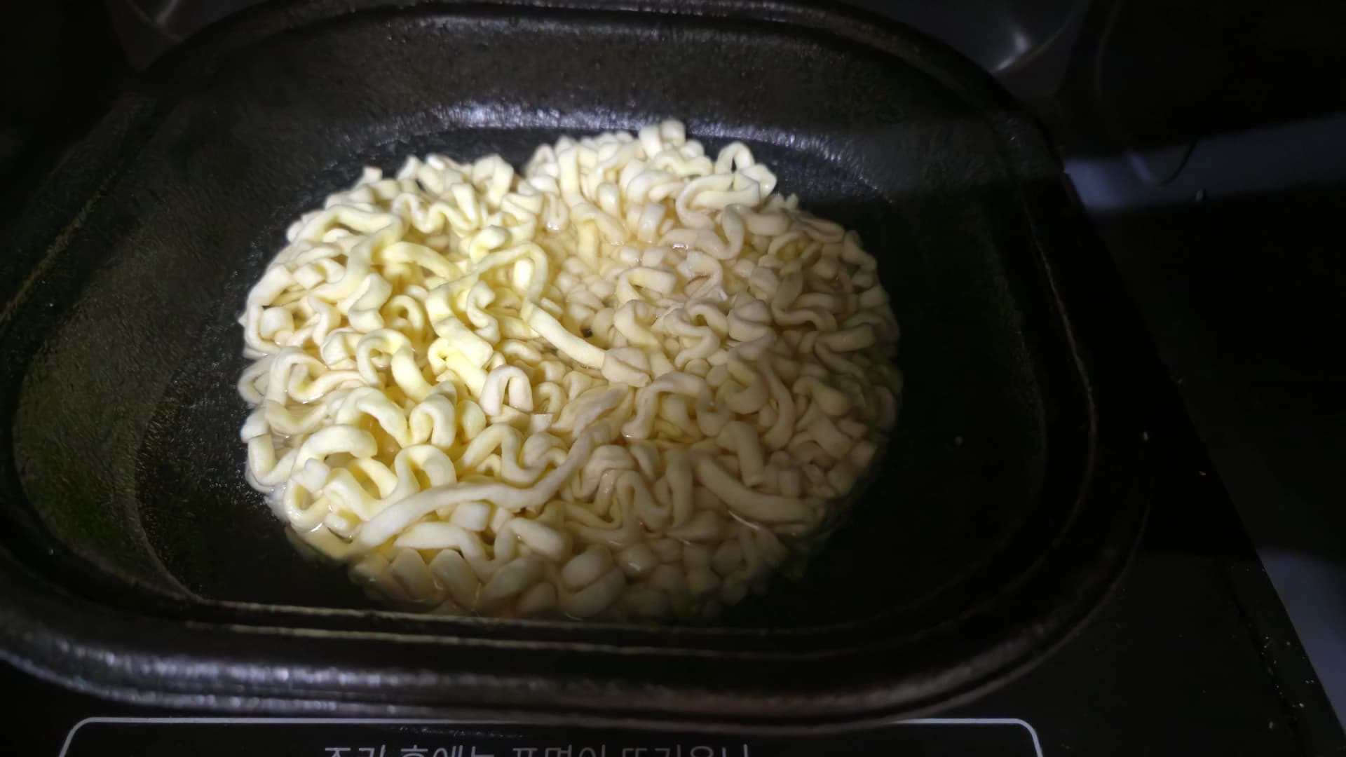 ಮೈಕ್ರೋವೇವ್ ಒಳಗೆ ಕಾರ್ಬೊ ಬುಲ್ಡಕ್ ನ್ಯೂಡಲ್ಸ್ ಕುದಿಯುತ್ತಿರುವ ದೃಶ್ಯ | 하이제이에스비