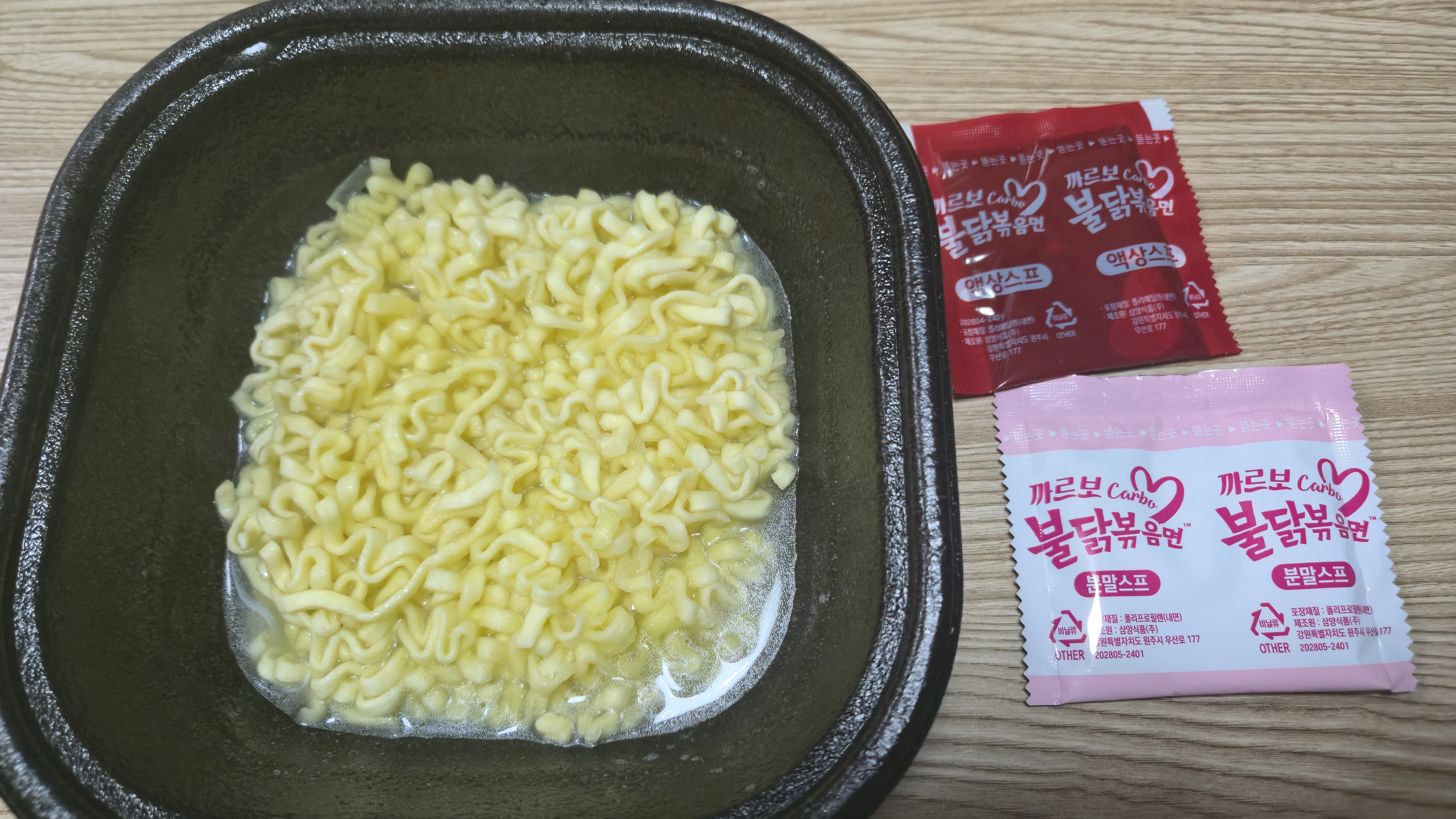 ಬೆಂದ ಕಾರ್ಬೊ ಬುಲ್ಡಕ್ ಮೇಲೆ ಕೆಂಪು ಸಾಸ್ ಮತ್ತು ಕ್ರೀಮ್ ಪೌಡರ್ ಹಾಕಿರುವ ದೃಶ್ಯ | 하이제이에스비