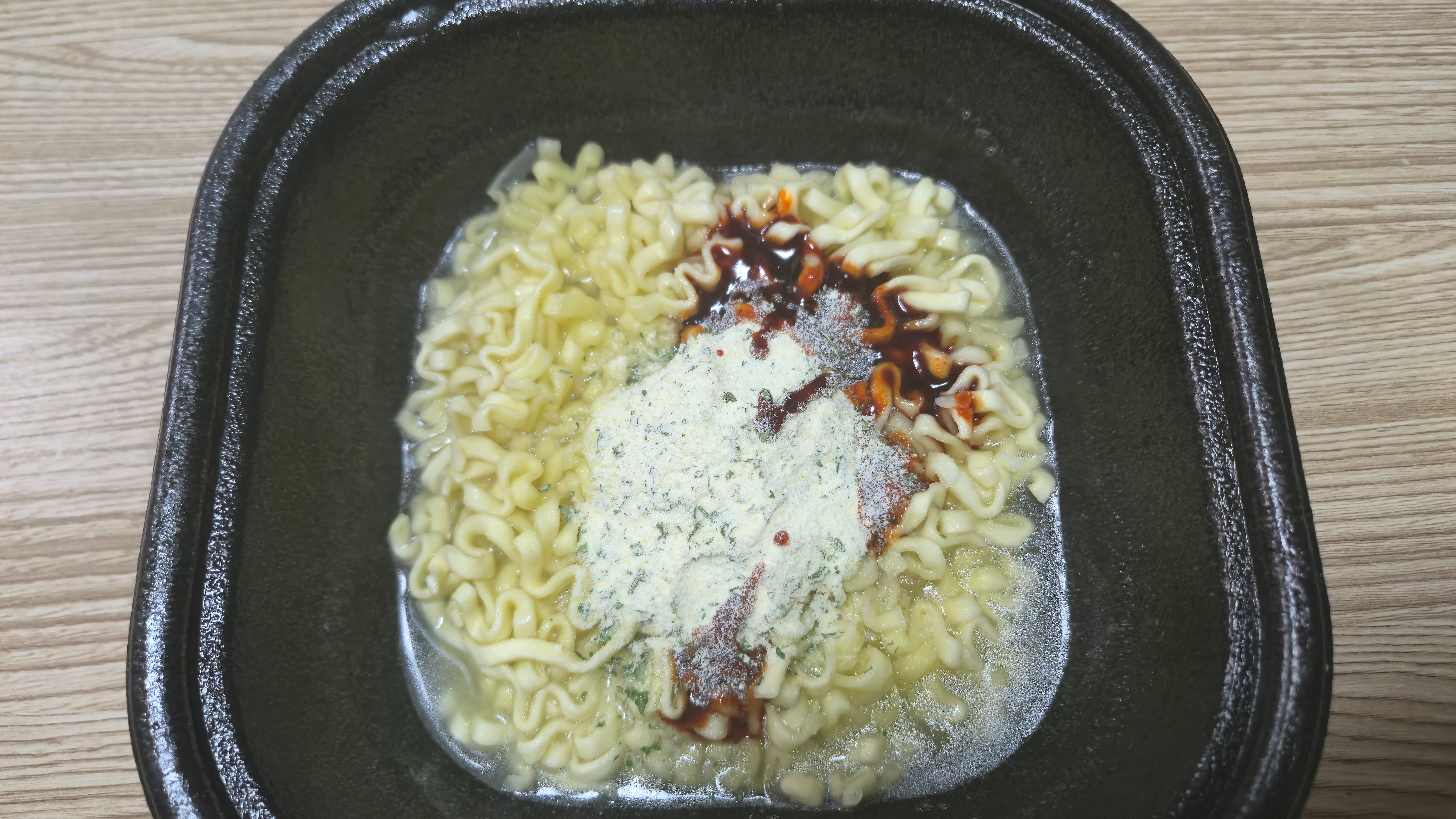 ಕಾರ್ಬೊ ಬುಲ್ಡಕ್ ಸಾಸ್ ಕಲಸುತ್ತಿರುವಾಗ - ಕೆಂಪು ಸಾಸ್ ಮತ್ತು ಕ್ರೀಮ್ ಪೌಡರ್ ಸೇರಿ ಗುಲಾಬಿ ಮಿಶ್ರಿತ ಕಿತ್ತಳೆ ಬಣ್ಣಕ್ಕೆ ತಿರುಗುತ್ತಿದೆ | 하이제이에스비