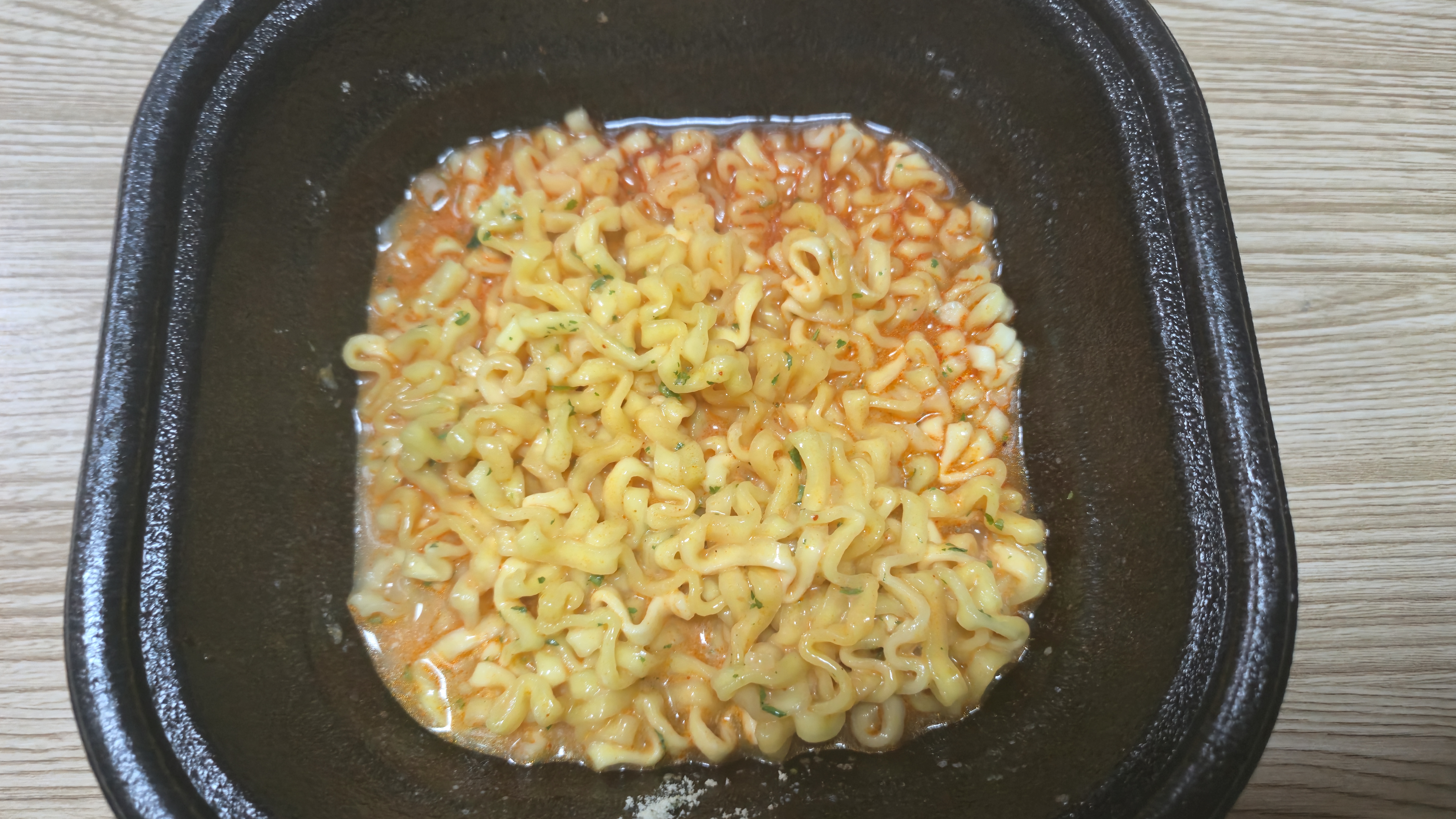 ತಯಾರಾದ ಕಾರ್ಬೊ ಬುಲ್ಡಕ್ - ಗುಲಾಬಿ ಮಿಶ್ರಿತ ಕಿತ್ತಳೆ ಬಣ್ಣದ ಸಾಸ್ ಅಂಟಿಕೊಂಡಿರುವ ನ್ಯೂಡಲ್ಸ್ | 하이제이에스비