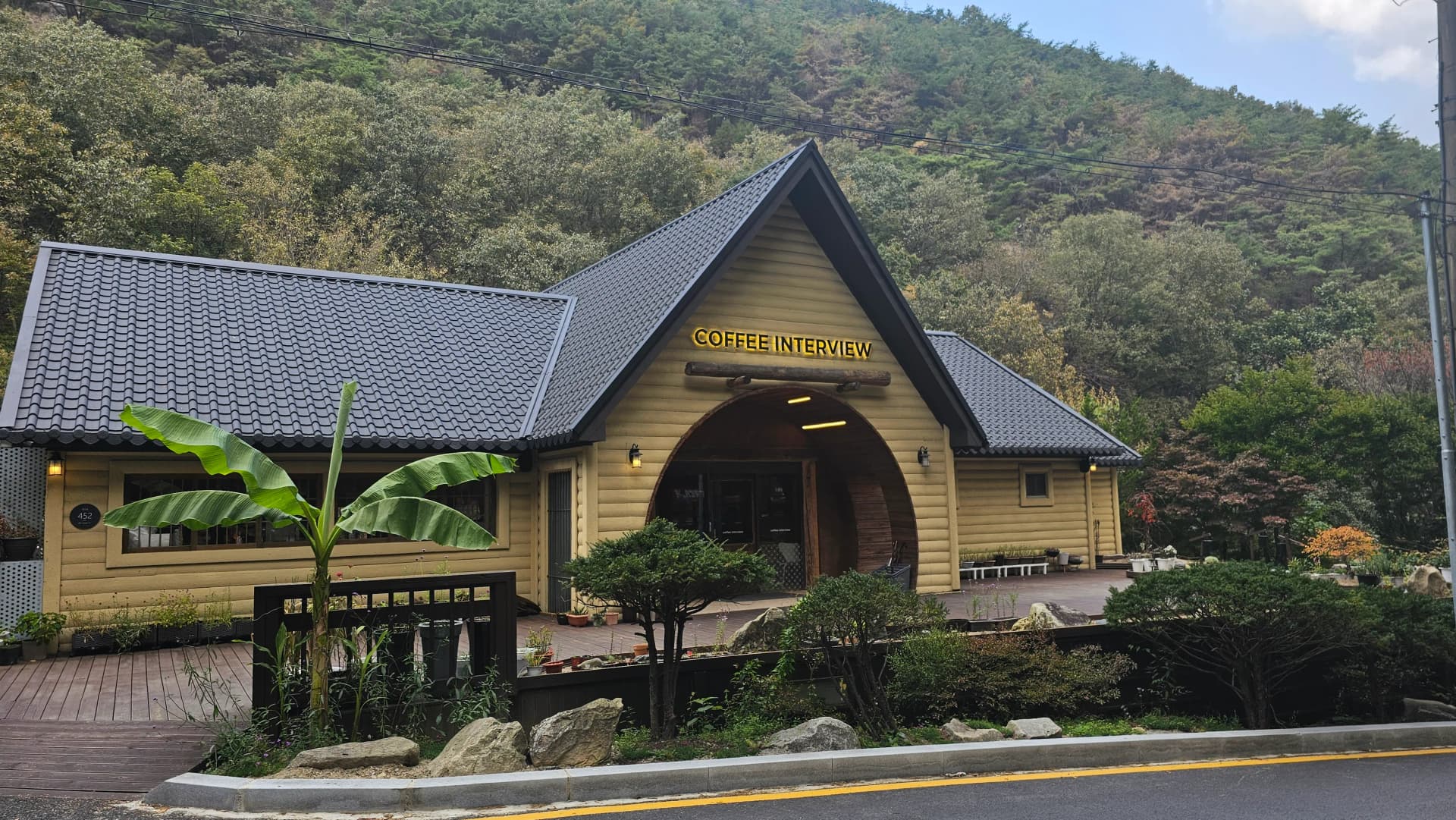 جنگل کیفے کا بیرونی منظر، میٹا سیکوئیا جنگل کے پس منظر میں کھڑی لکڑی کی عمارت