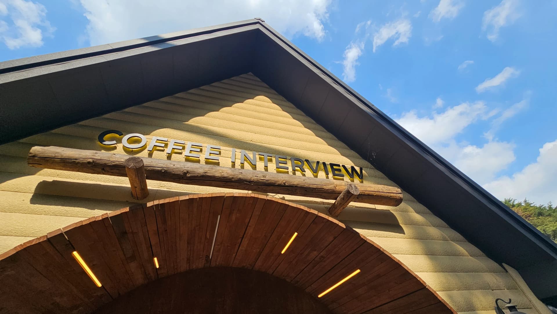 محرابی چھت اور سنہری سائن بورڈ کو نیچے سے اوپر دیکھتے ہوئے منظر