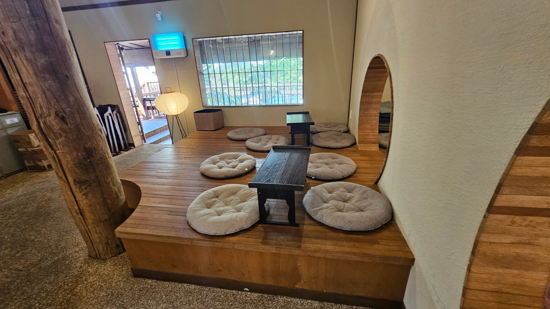 فرش پر بیٹھنے کی جگہ، لکڑی کے فرش پر گول گدیاں اور نیچی میزیں