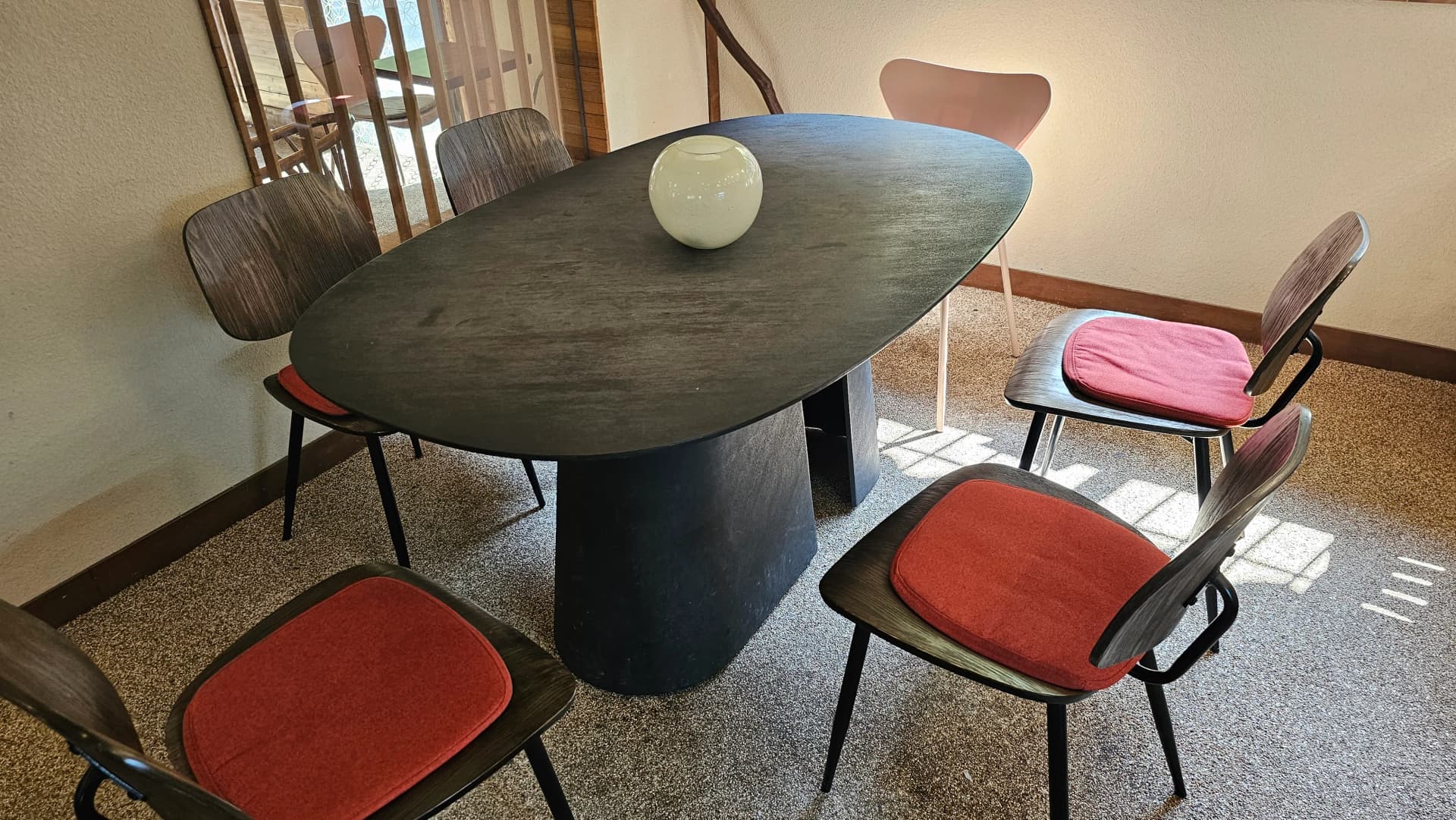 عام ٹیبل سیٹنگ، گہری بیضوی میز اور سرخ گدی والی کرسیاں