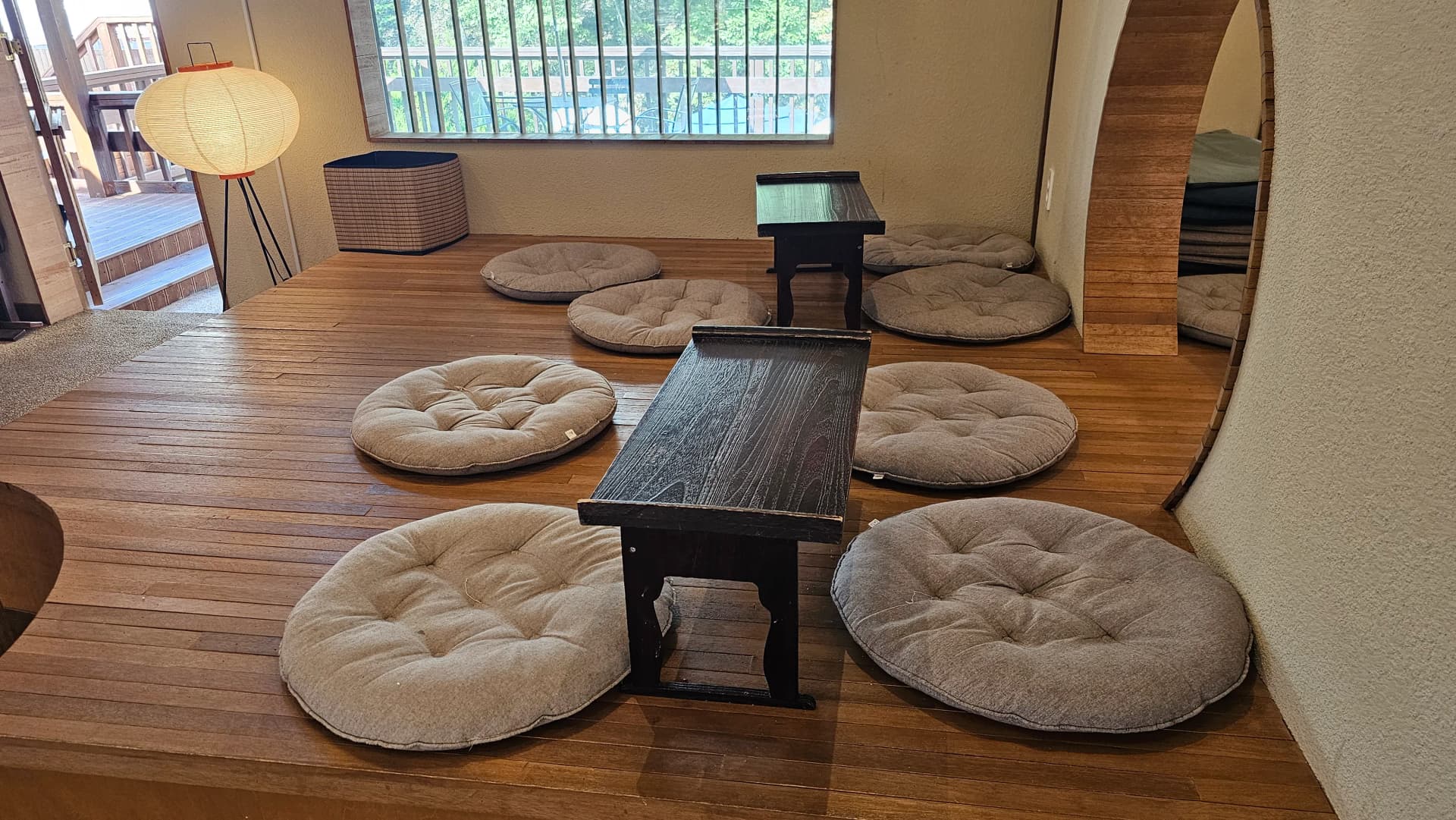 فرش پر بیٹھنے والے حصے میں دوپہر کی دھوپ بہتی ہوئی