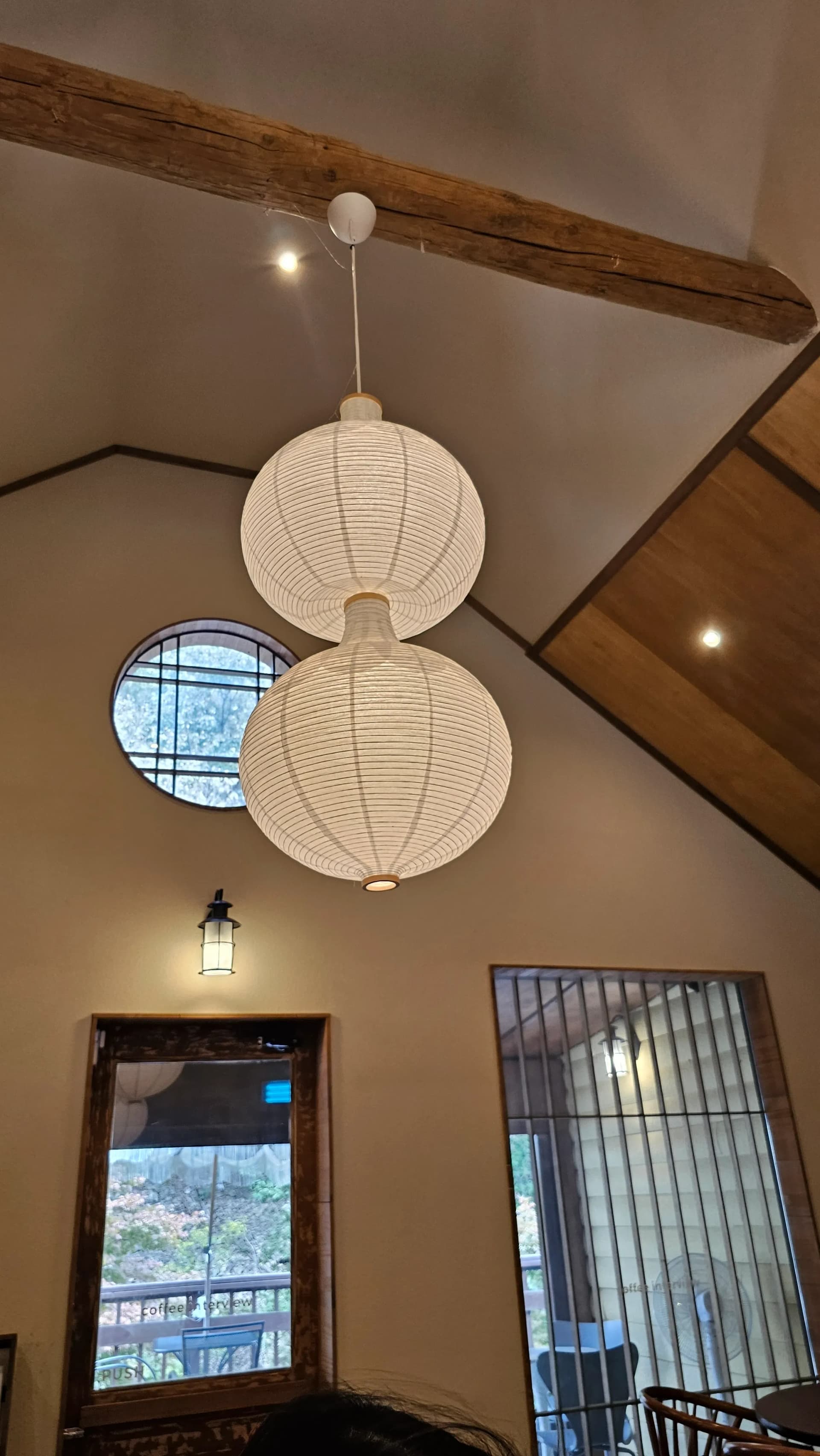 روایتی کاغذ جیسے مٹیریل سے بنی گول روشنی کا کلوز اپ