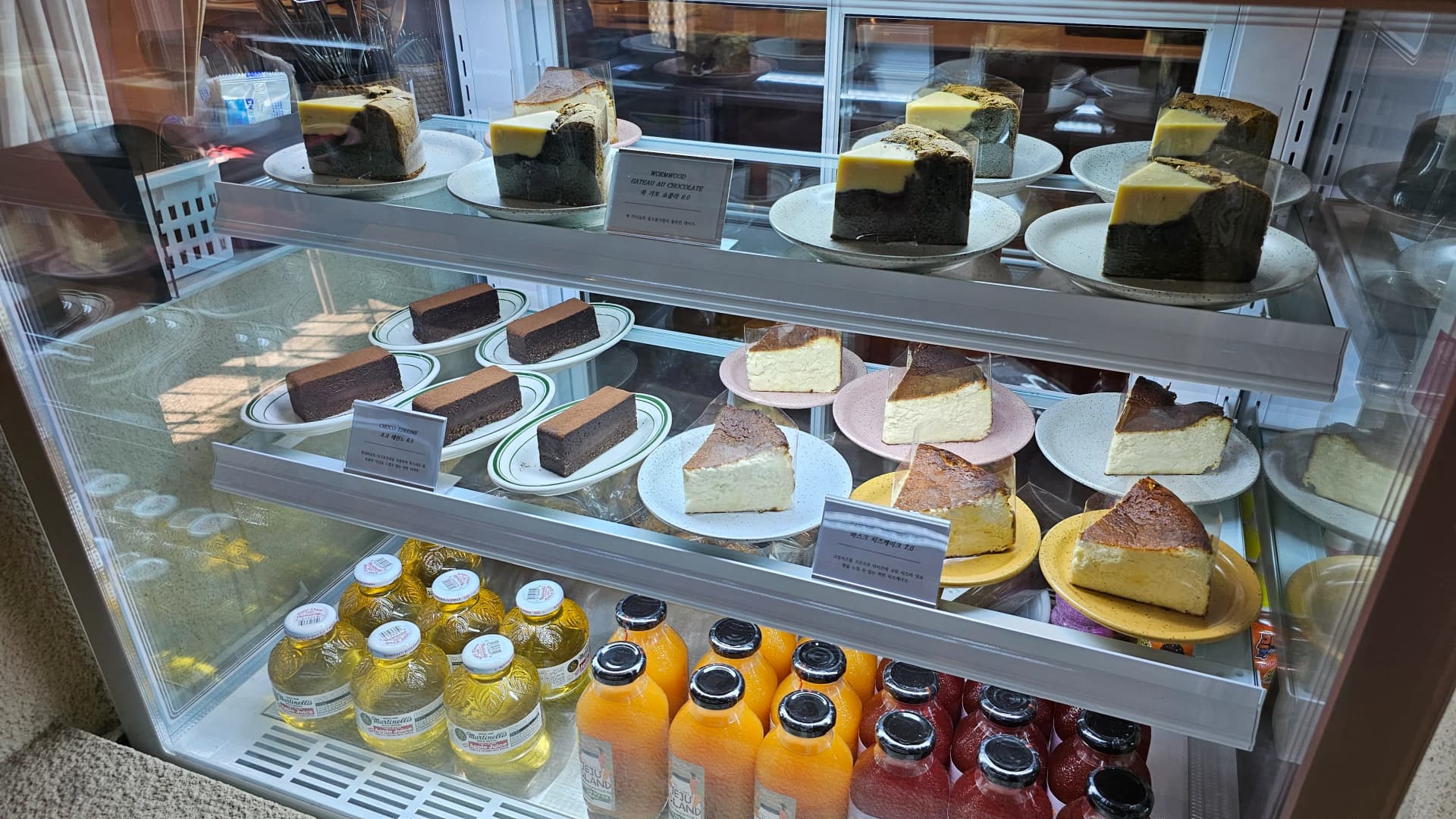 ٹھنڈا ڈیزرٹ شوکیس، سُک گاتو شوکولا، چاکلیٹ تیرین، باسک چیزکیک اور تازہ جوس