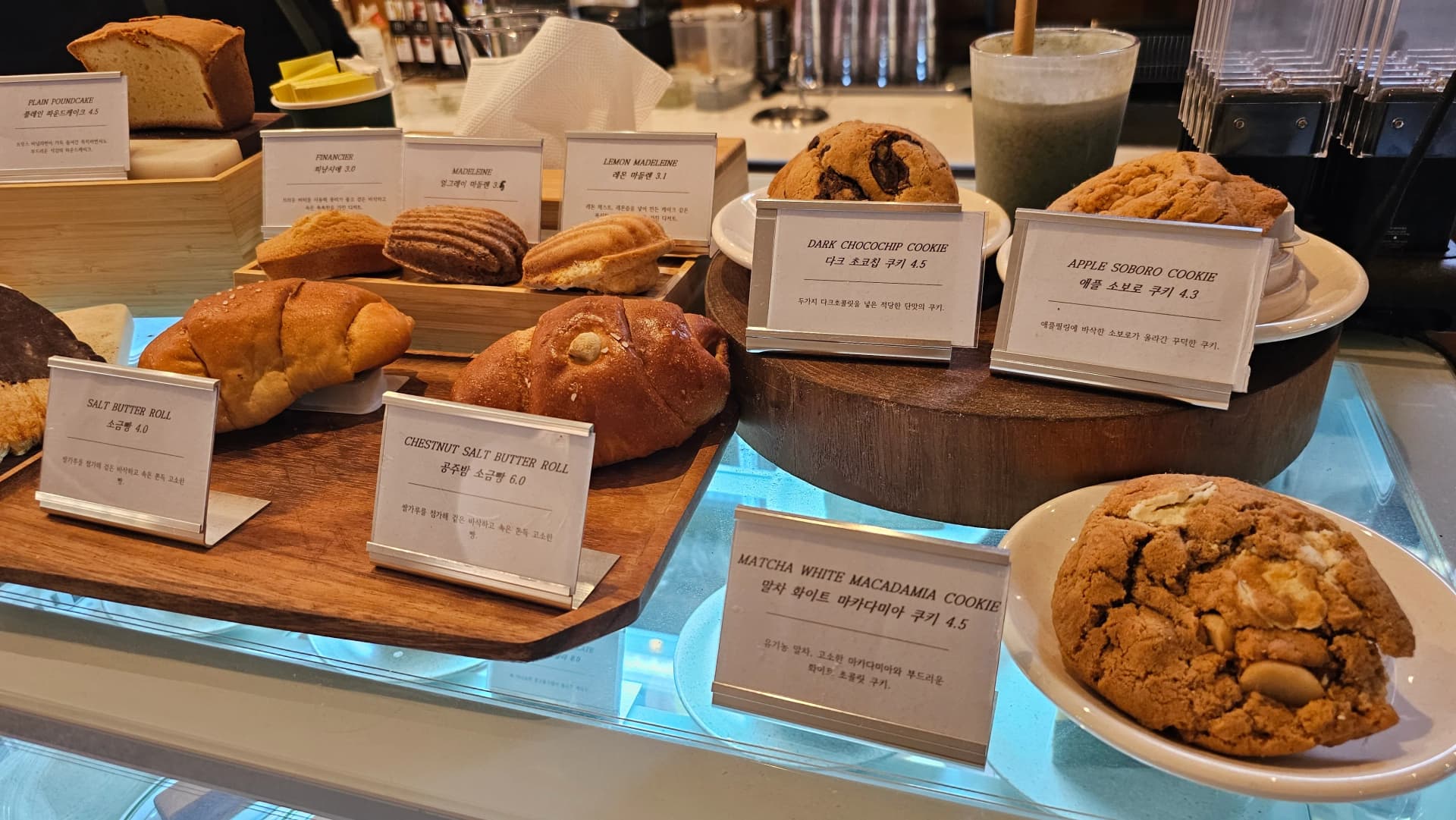 بیکری آئٹمز کی شیلف، نمکین بریڈ، کوکیز، فینانسیے اور میڈلین