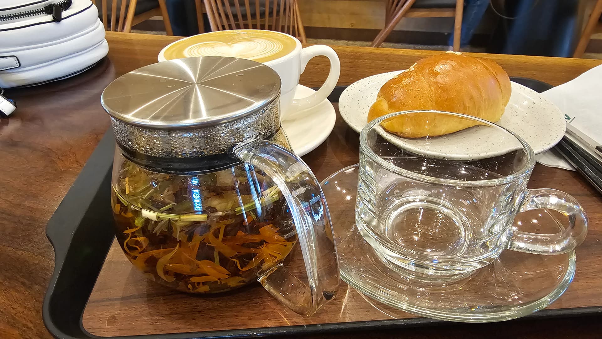 کیفے میں آرڈر کی گئی سٹرس لو چائے، کیفے لاتے اور نمکین بریڈ