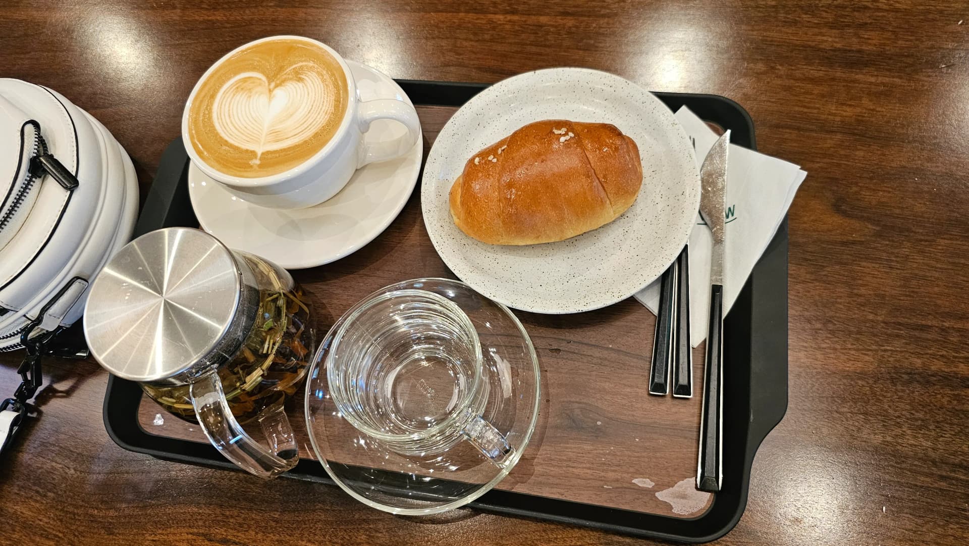 اوپر سے دیکھا گیا آرڈر سیٹ، سٹرس لو، لاتے اور نمکین بریڈ ٹرے پر