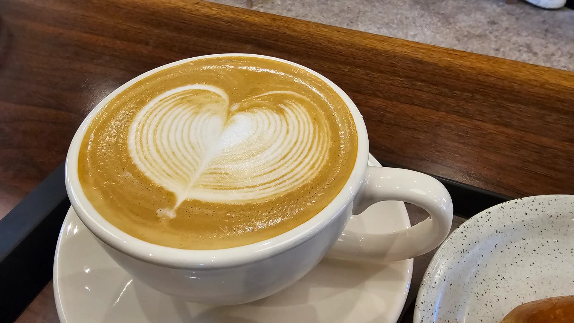 کیفے لاتے، دل کی شکل والی لاتے آرٹ اور نرم جھاگ کے ساتھ