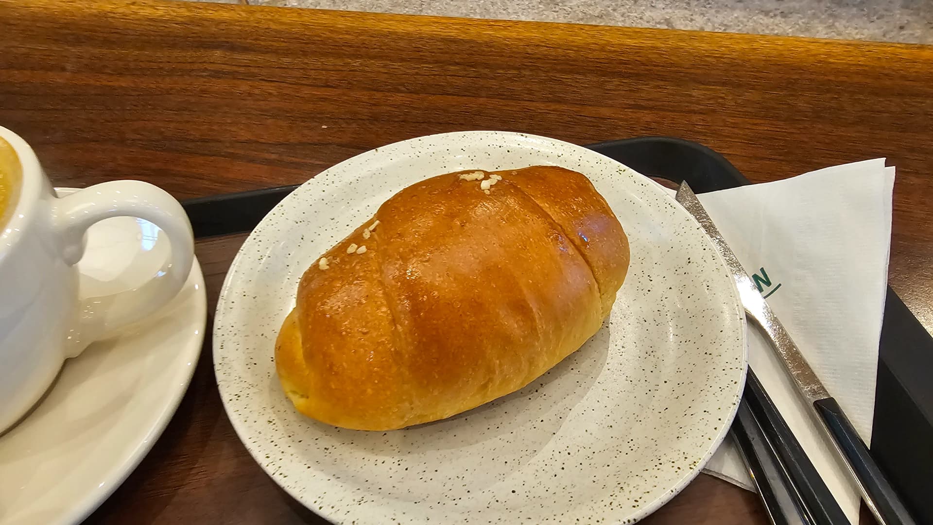 نمکین بریڈ، چمکدار سطح اور اوپر دکھائی دیتے نمک کے دانے