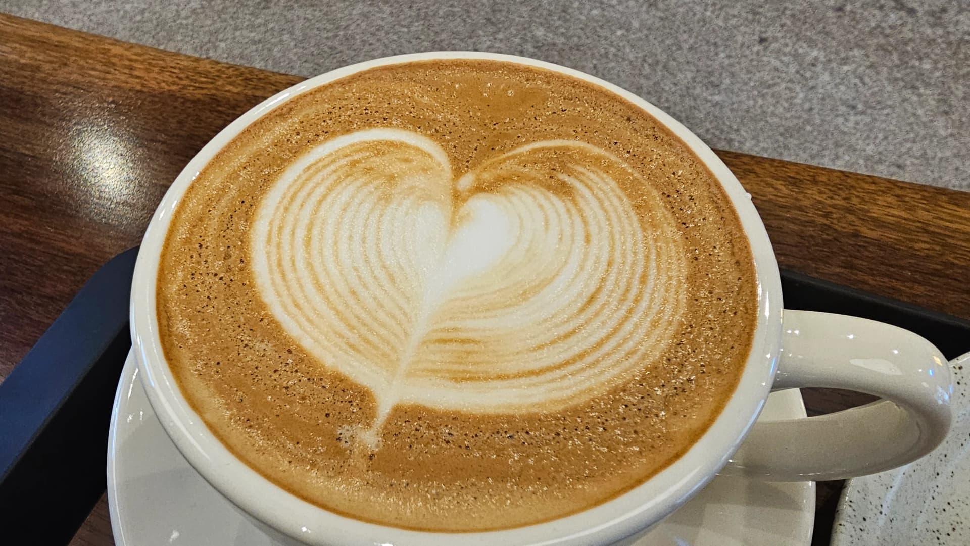 کیفے لاتے ایک اور زاویے سے، روشنی میں جھاگ کی ساخت واضح نظر آتی ہوئی