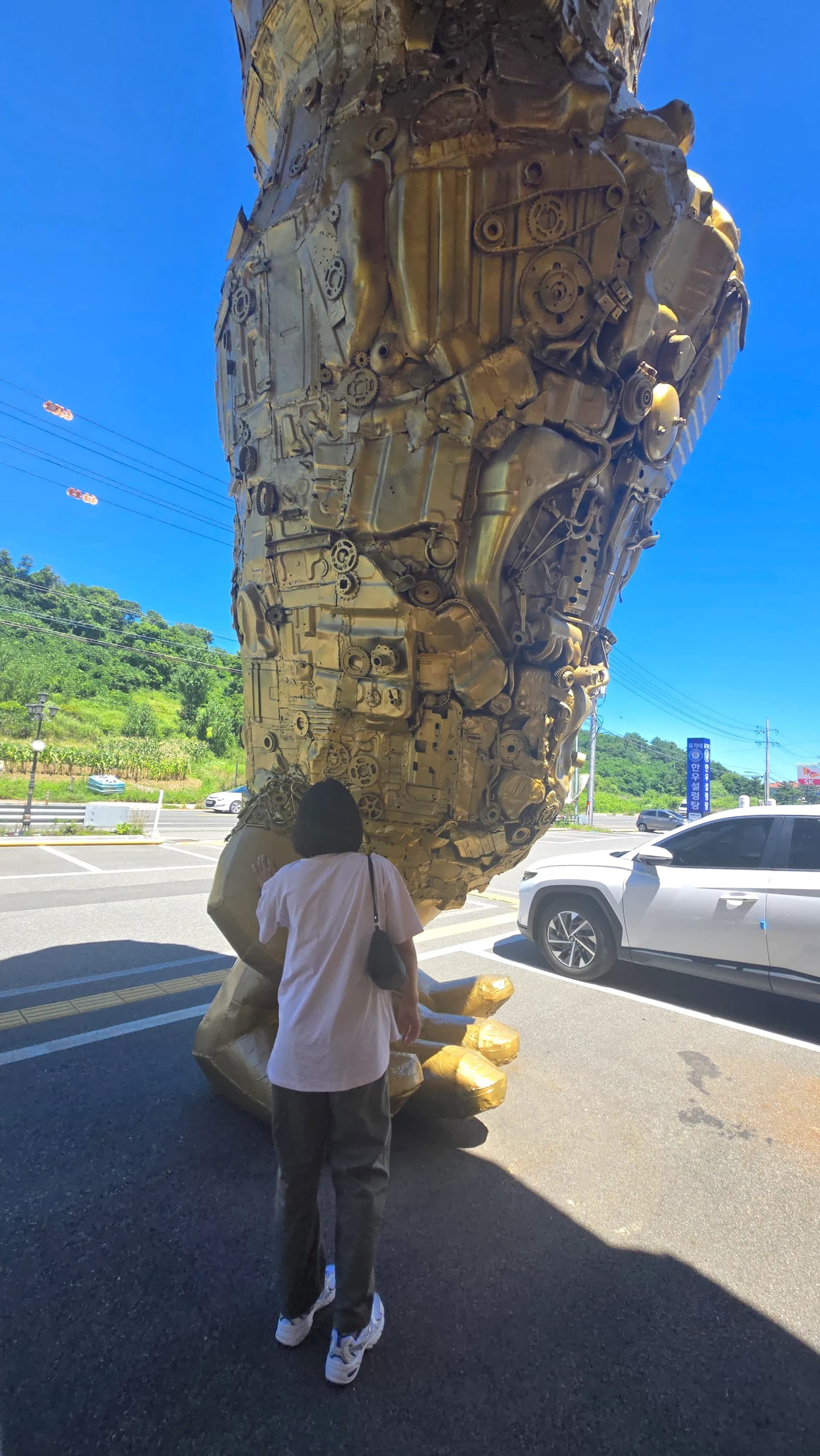 더킹 카페 황금 고릴라 조형물과 사람 크기 비교 - 업사이클링 금속 아트 - The King Cafe gorilla sculpture size comparison with person | 하이제이에스비