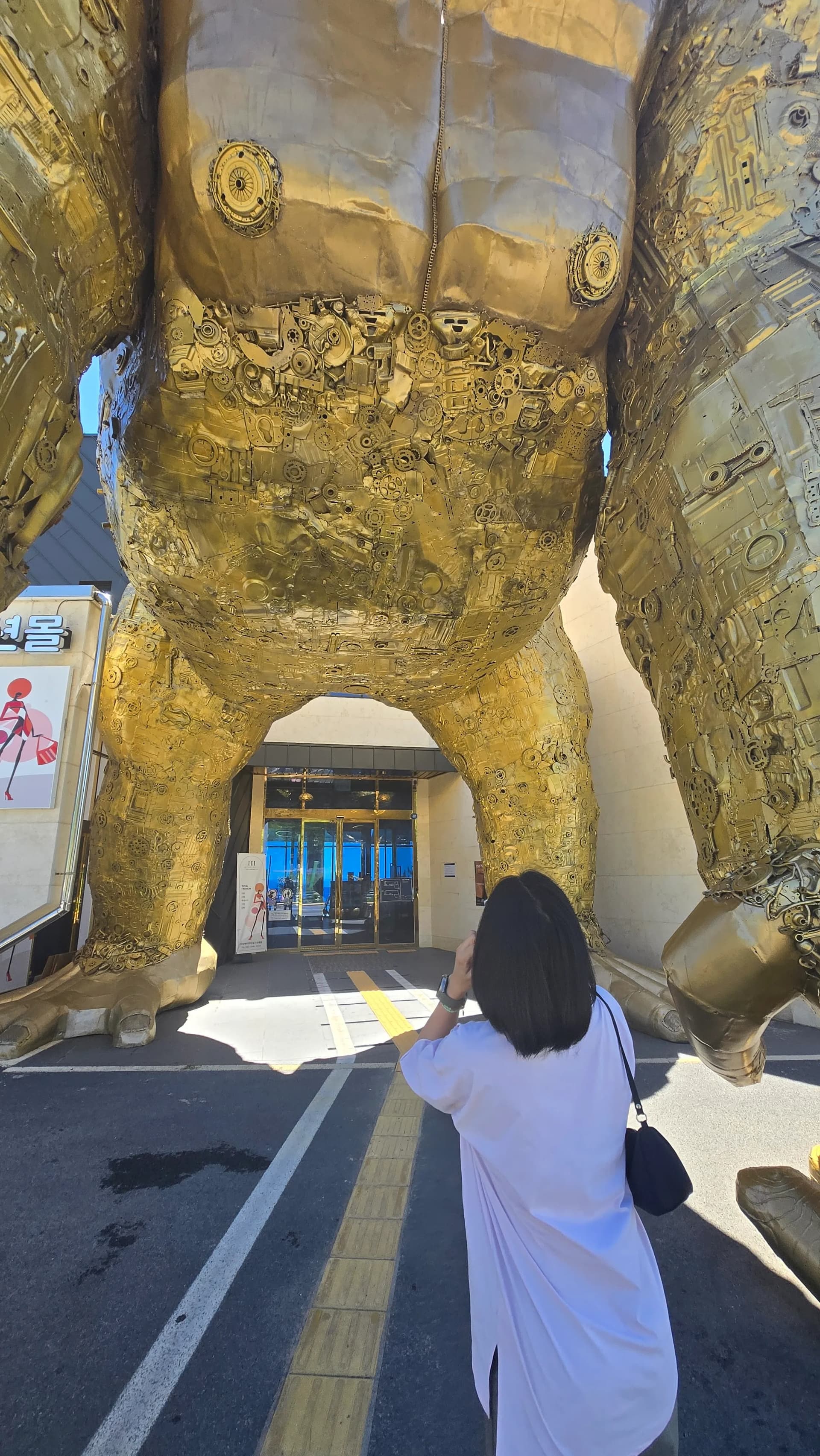 더킹 카페 아치형 입구 통로 - 성 안으로 들어가는 듯한 높은 천장 돌벽 구조 - The King Cafe arched stone entrance hallway | 하이제이에스비