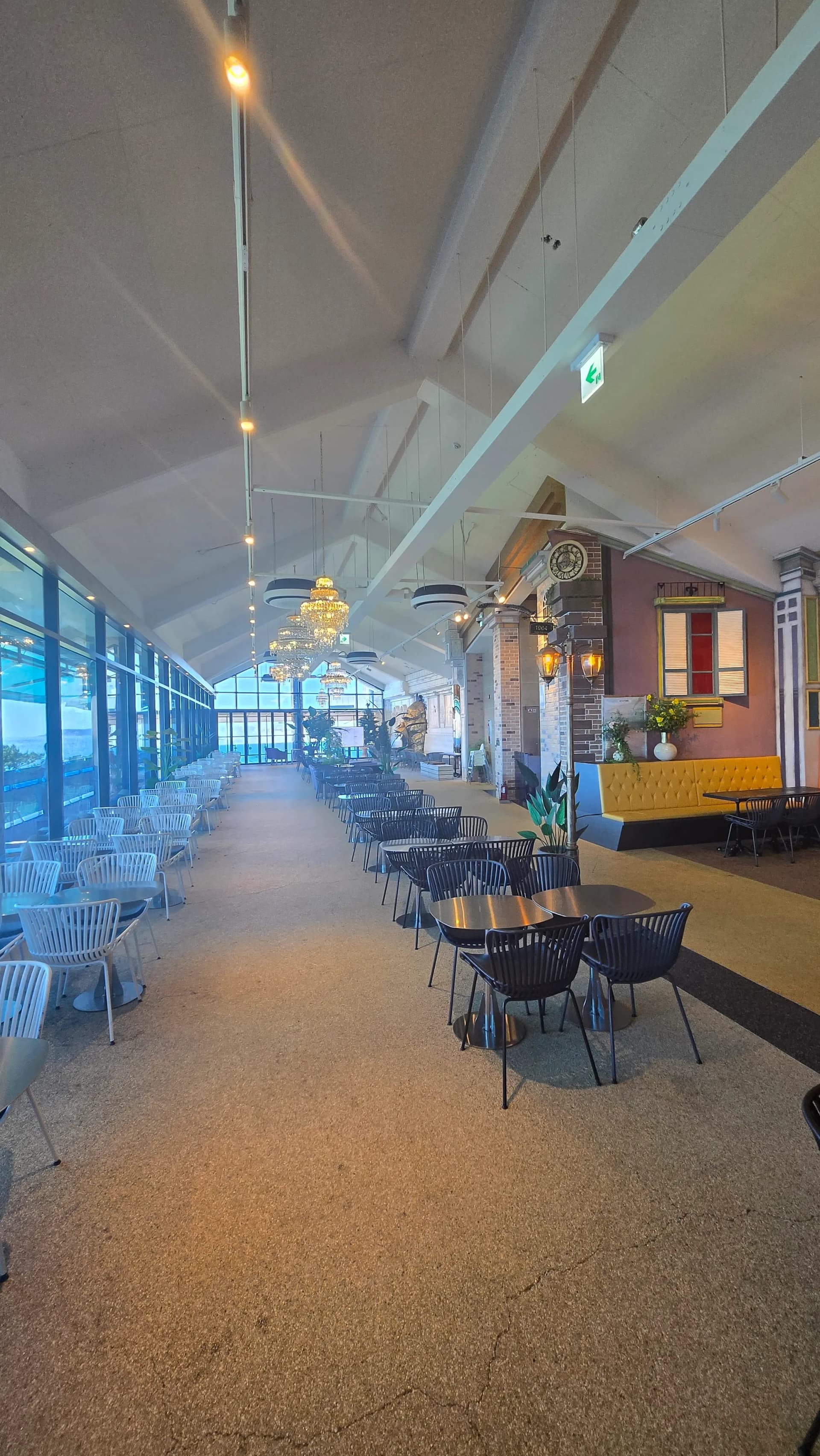 더킹 카페 오션뷰 홀 전체 길이 - 통유리 바다 뷰와 유럽풍 인테리어 벽면 - The King Cafe long ocean view hall with European-style interior walls | 하이제이에스비