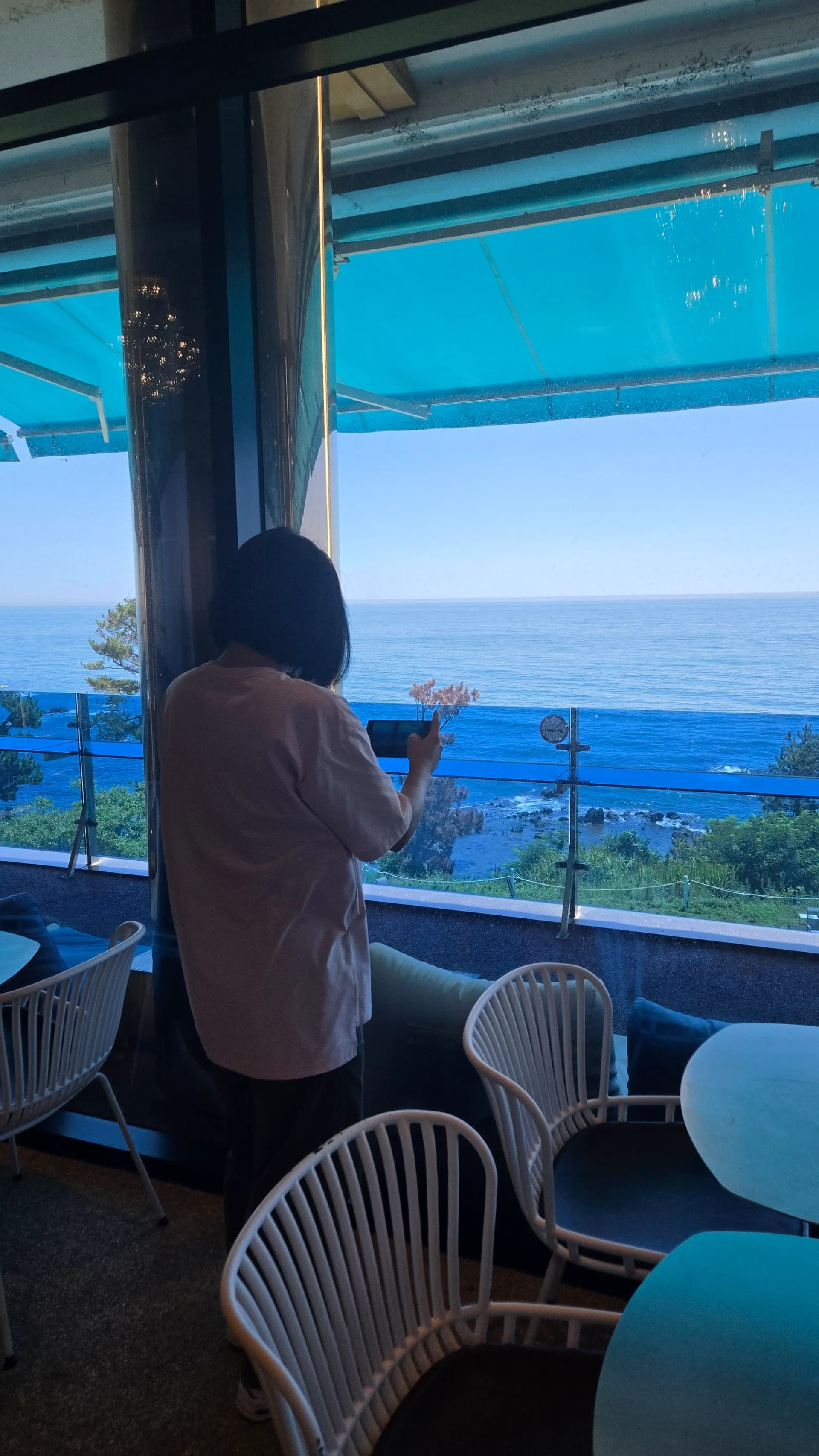 더킹 카페 창가 자리에서 바라본 동해 바다 뷰 - 해안선 바위 풍력발전기 - The King Cafe window seat East Sea ocean view with coastline rocks and wind turbines | 하이제이에스비