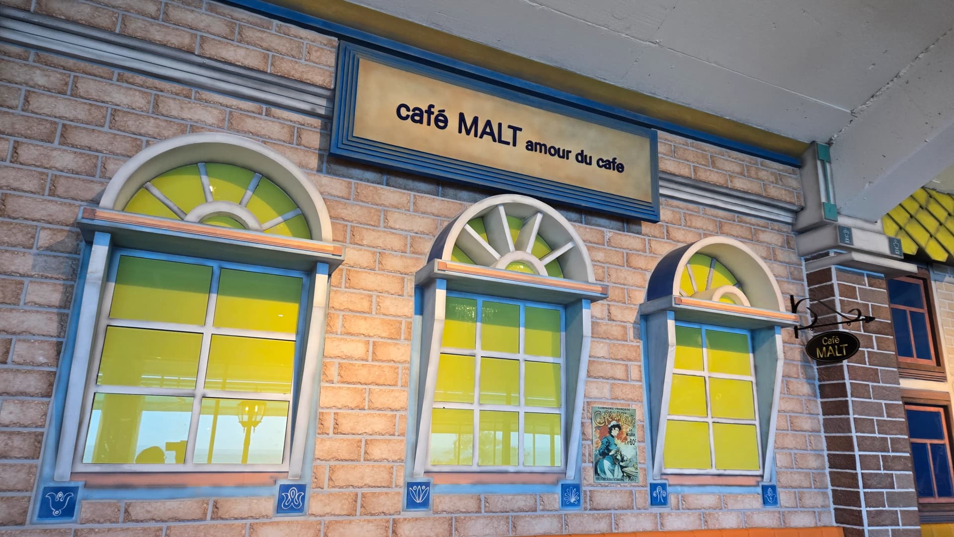 더킹 카페 유럽풍 카페 외관 벽면 인테리어 - café MALT 간판 아치형 창문 스테인드글라스 - The King Cafe European street-style facade interior with stained glass windows | 하이제이에스비