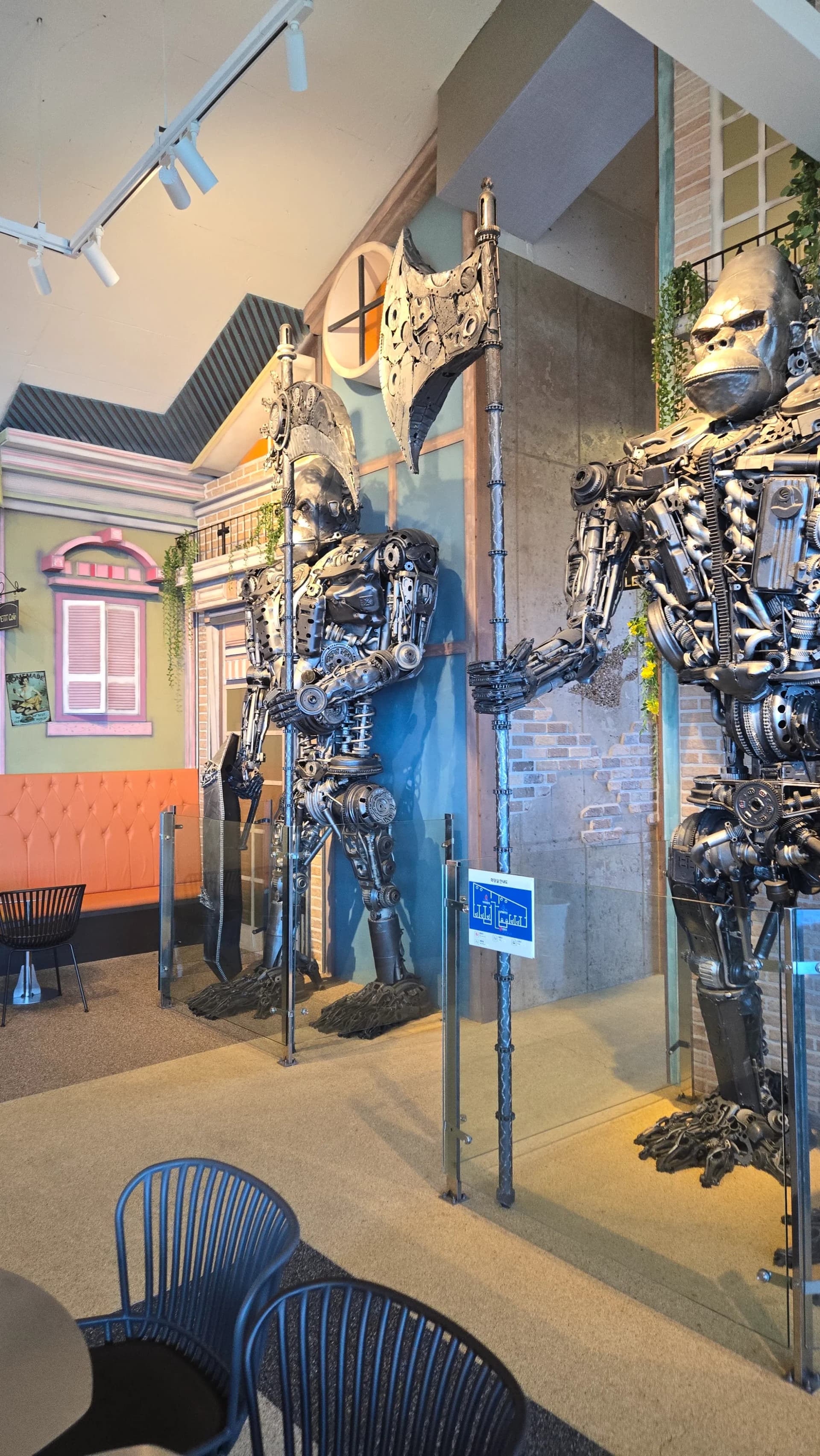 더킹 카페 내부 거대한 금속 조형물 두 개 - 도끼와 방패를 든 업사이클링 아트 - The King Cafe interior giant metal upcycling art sculptures with axe and shield | 하이제이에스비