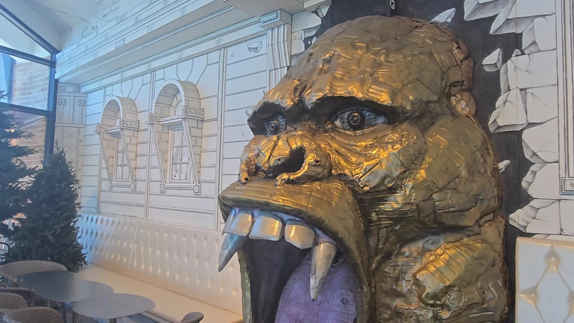 더킹 카페 실내 황금 킹콩 벽면 조형물 - 벽을 뚫고 나오는 포즈 은색 이빨 - The King Cafe indoor golden King Kong wall sculpture bursting through wall | 하이제이에스비