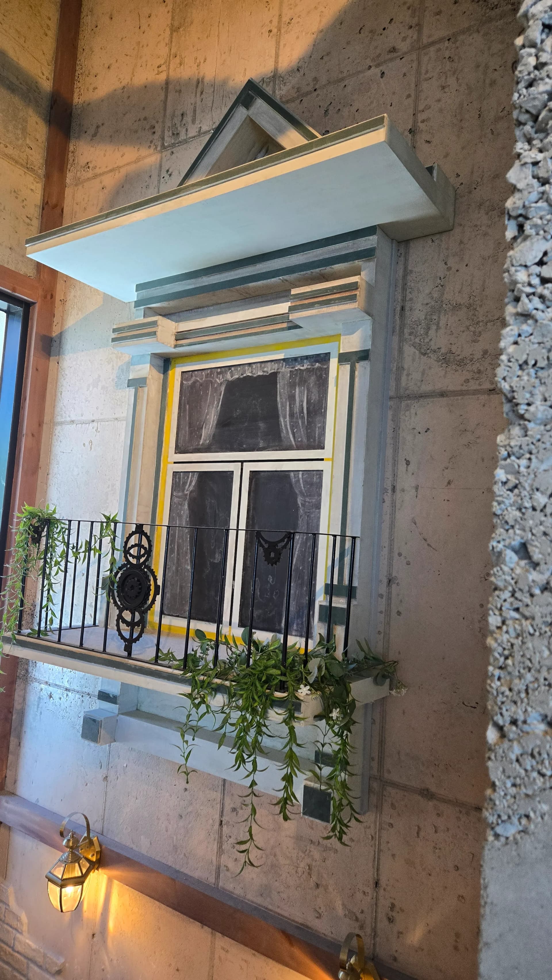 더킹 카페 벽면 미니 발코니 장식 - 화분 커튼 디테일 인테리어 - The King Cafe wall mini balcony decoration with flower pots and curtains | 하이제이에스비