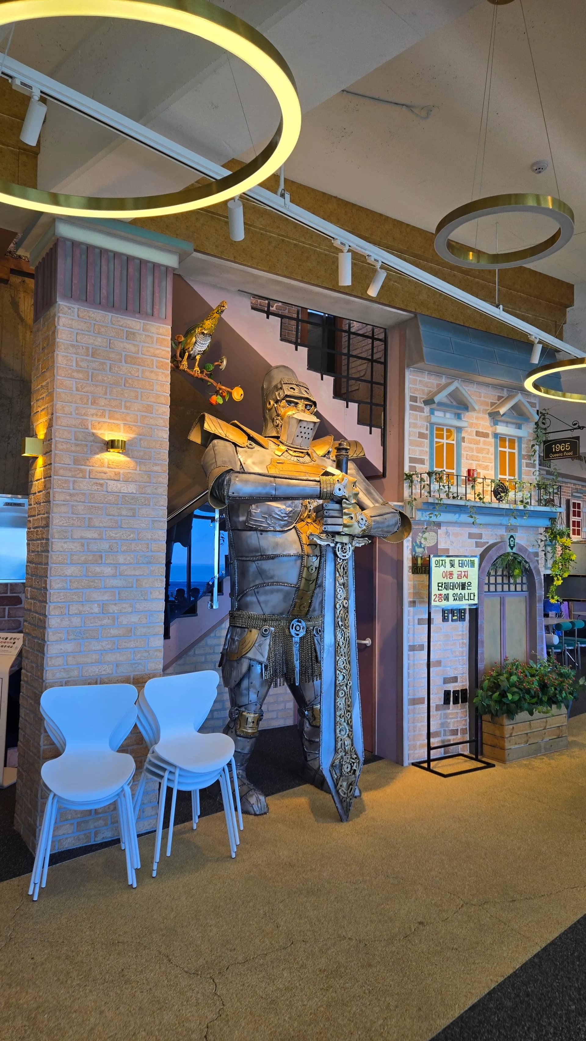 더킹 카페 갑옷 입은 기사 조형물 - 검을 땅에 꽂은 중세 기사 금속 조형물 - The King Cafe armored medieval knight metal sculpture with sword | 하이제이에스비