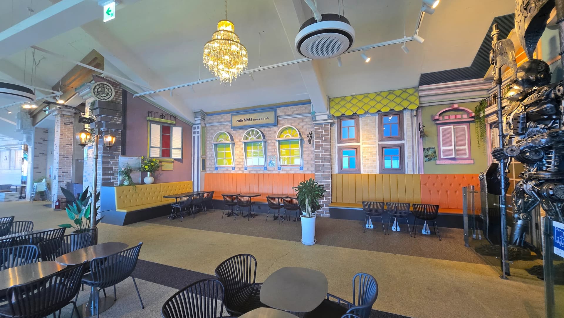 더킹 카페 실내 전체 파노라마 - 샹들리에 유럽풍 벽면 금속 조형물 컬러풀 소파 한눈에 - The King Cafe full interior panorama with chandeliers European walls metal sculptures and colorful sofas | 하이제이에스비