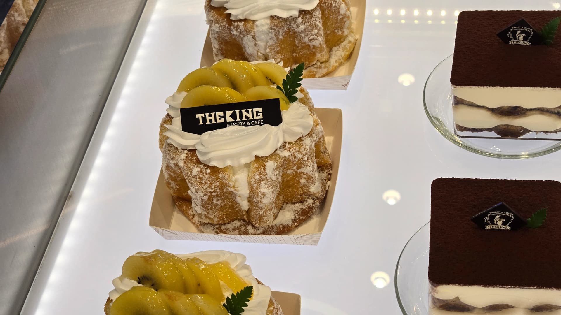 더킹 베이커리 슈크림 빵과 티라미수 - THE KING BAKERY 초코 플레이트 키위 생크림 - The King Bakery cream puff with chocolate plate and kiwi whipped cream | 하이제이에스비