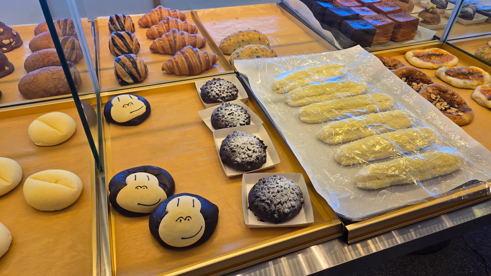 더킹 카페 시그니처 고릴라 얼굴 빵 - 검은 반죽 하얀 얼굴 캐릭터 빵 - The King Cafe signature gorilla face bread with black dough and white face | 하이제이에스비