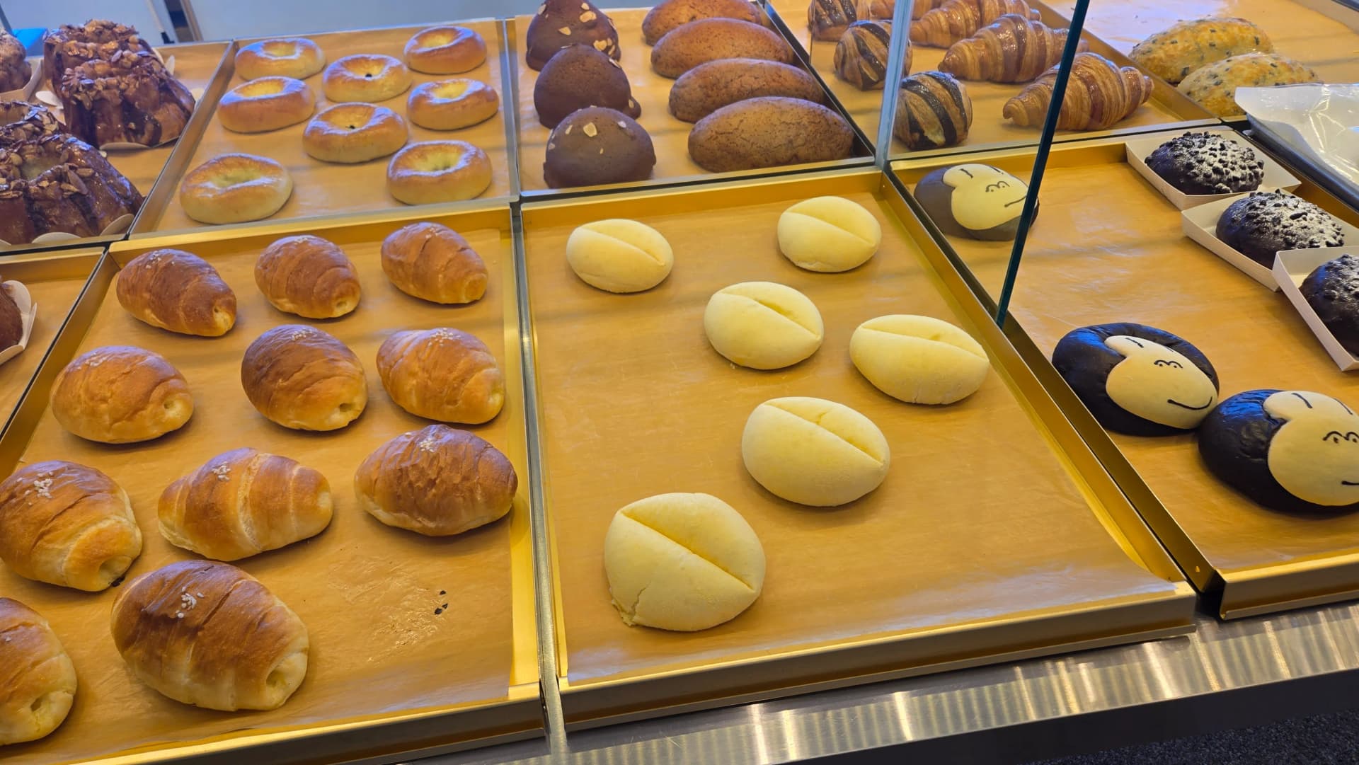 더킹 카페 베이커리 트레이 - 소금빵 크림빵 고릴라빵 갓 구운 빵 - The King Cafe bakery tray with freshly baked salt bread cream bread and gorilla bread | 하이제이에스비