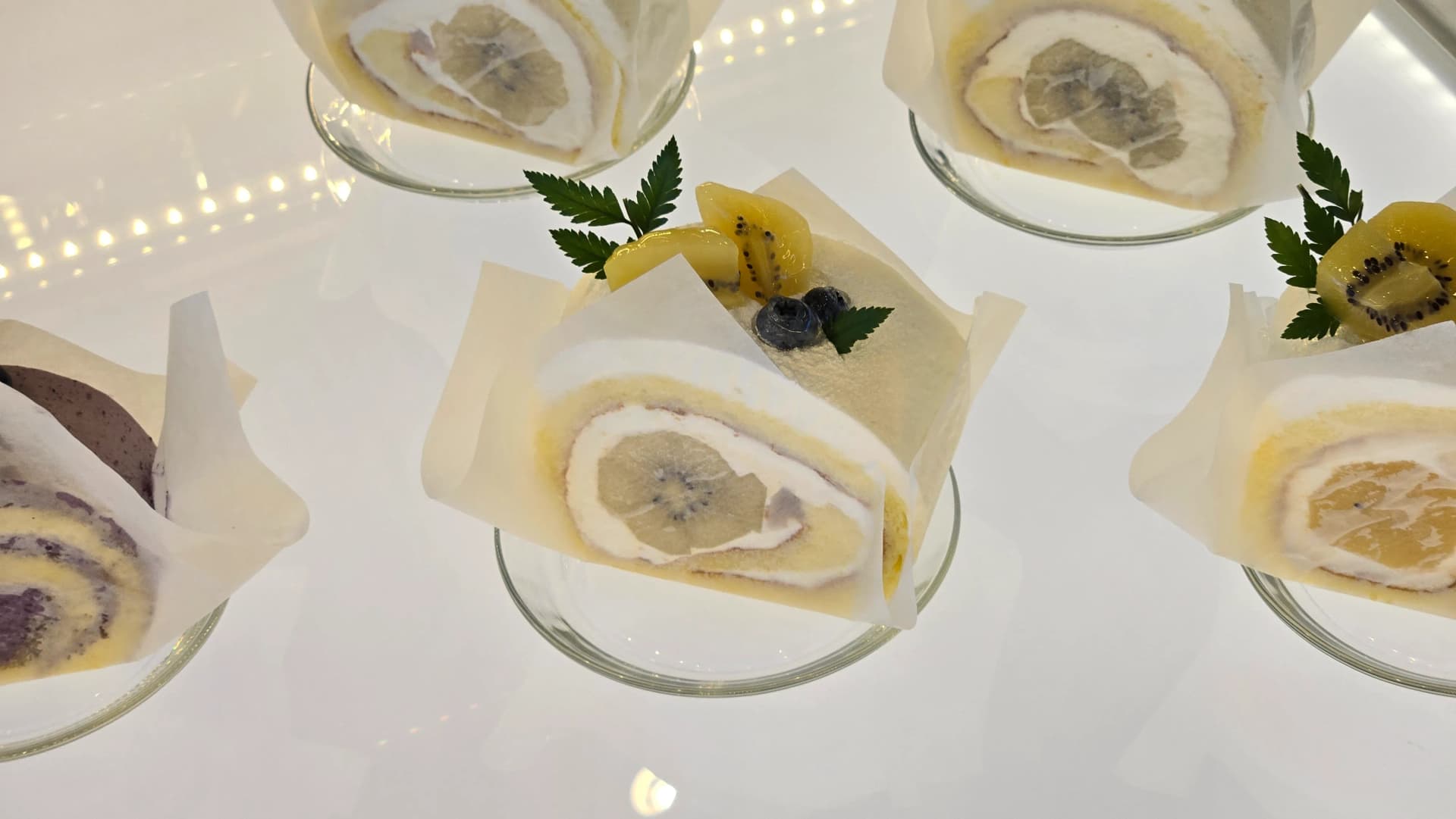 더킹 카페 롤케이크 - 키위 롤 블루베리 롤 무화과 과일 디저트 - The King Cafe roll cakes with kiwi blueberry and fig fruit desserts | 하이제이에스비