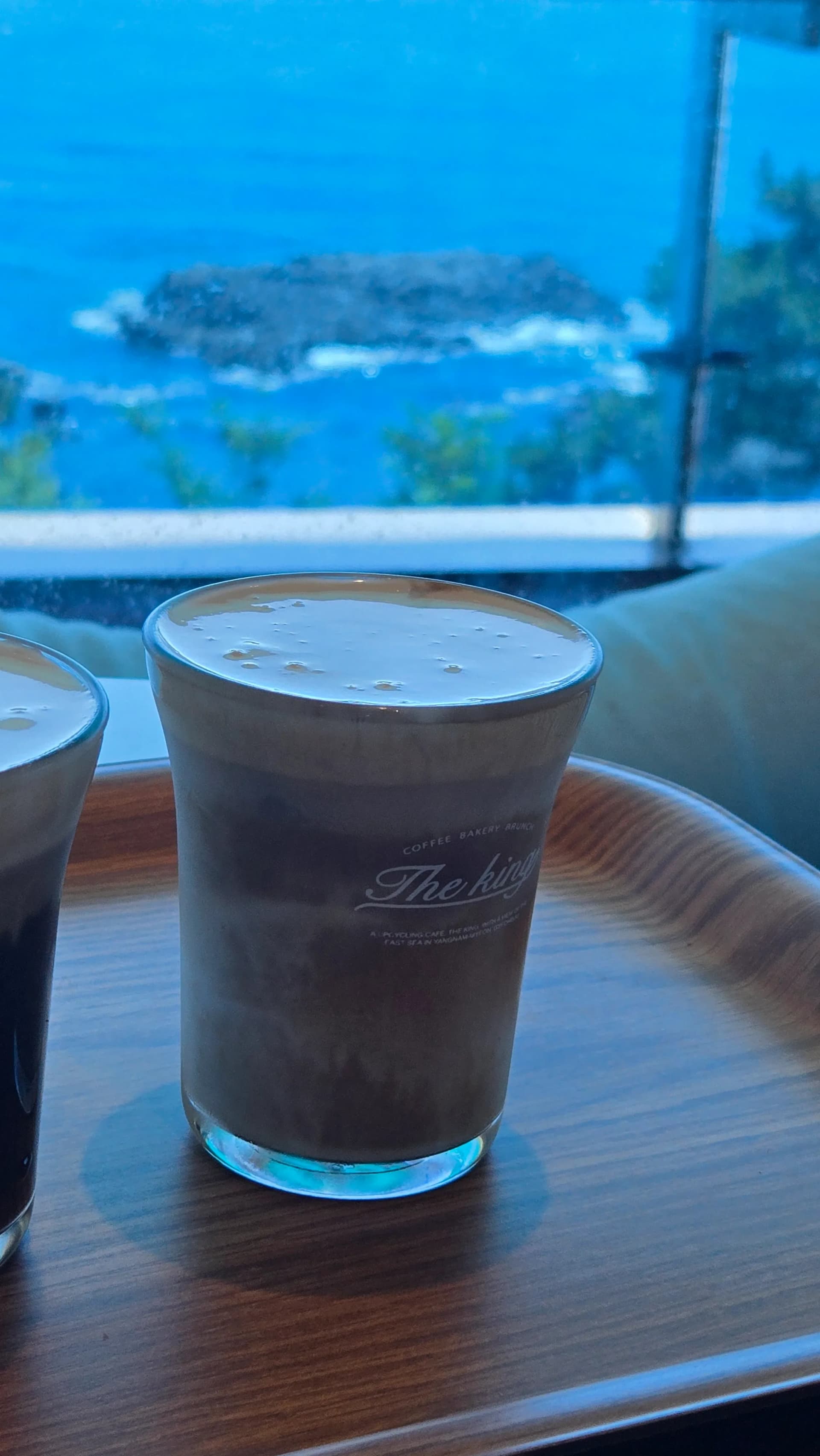 더킹 카페 시그니처 더킹 슈패너 아이스 - 진한 에스프레소 위 두꺼운 크림 The King 로고 유리잔 - The King Cafe signature The King Einspanner iced coffee with thick cream in logo glass | 하이제이에스비