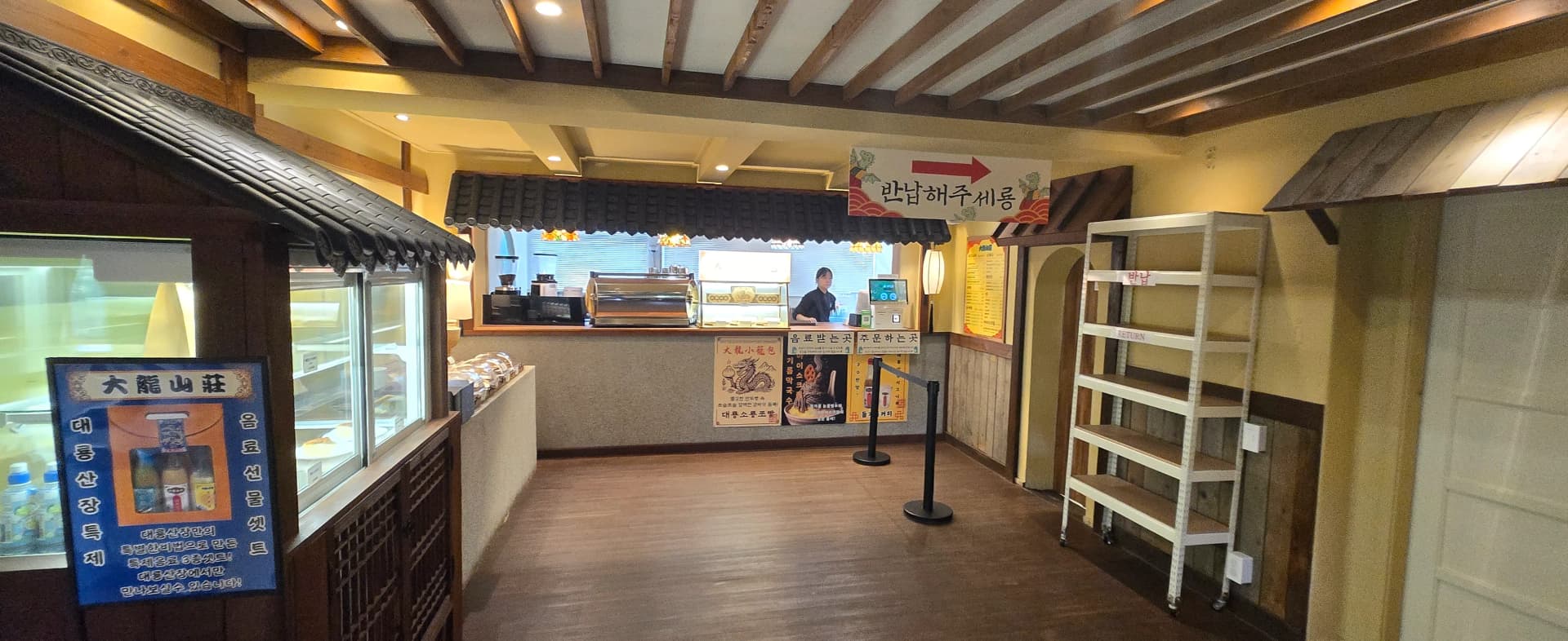 Ruang masuk dalaman Daeryong Sanjang, siling kayu beralang, kaunter pesanan dan vitrin dessert | 하이제이에스비