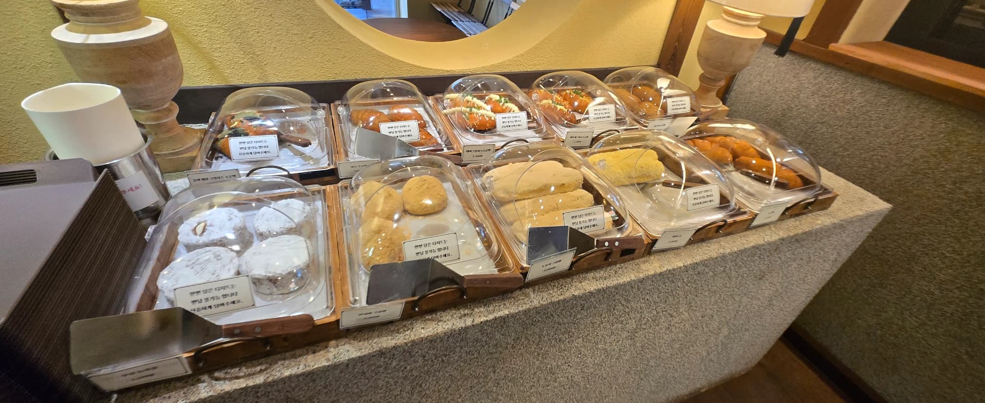 Vitrin roti signature Daeryong Sanjang, roti bentuk dumpling daripada doh kentang dan kotak hadiah | 하이제이에스비