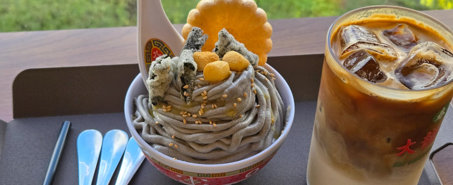 Close-up ais krim makguksu minyak perilla, ‘mi’ daripada pes bijan hitam dengan topping rangup | 하이제이에스비