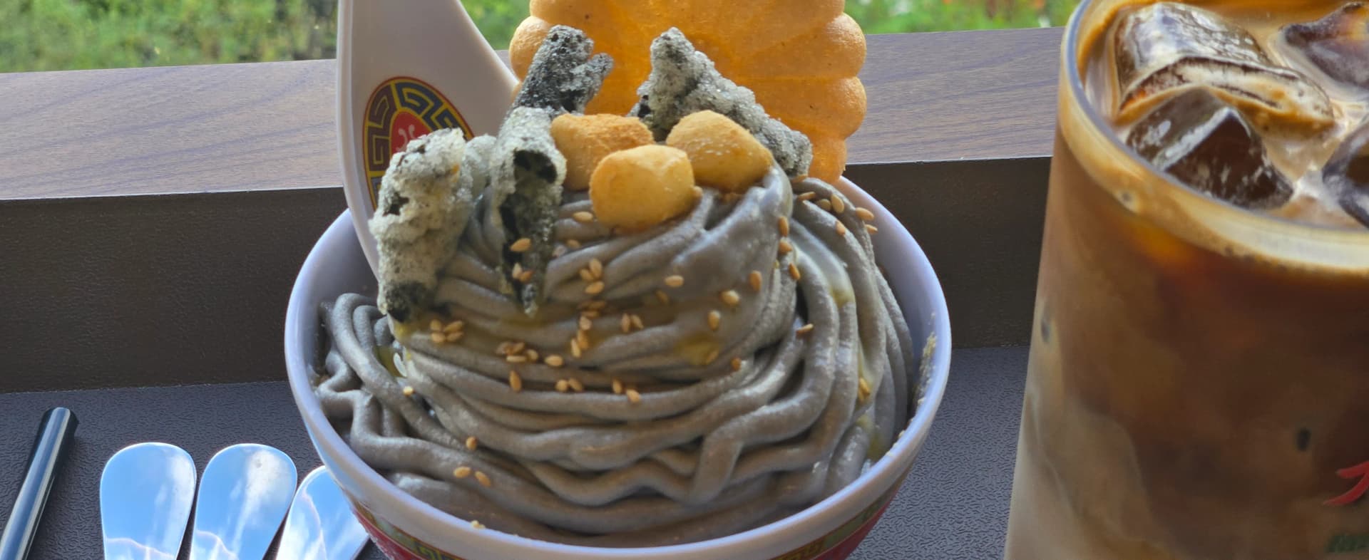 Ais krim makguksu minyak perilla bersama kopi botol minyak perilla, berlatar pemandangan gunung dari tepi tingkap | 하이제이에스비