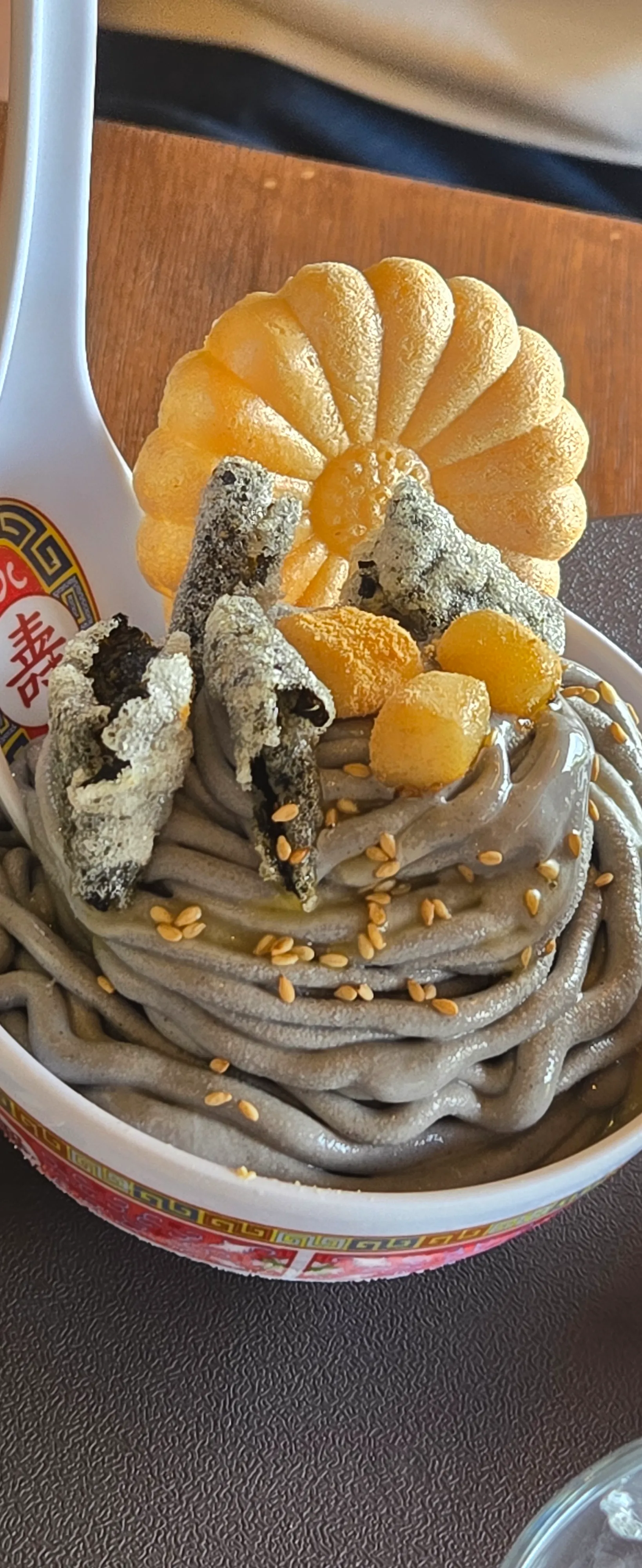 Detail ais krim makguksu minyak perilla, botol kecil minyak dan topping rangup dalam jarak dekat | 하이제이에스비