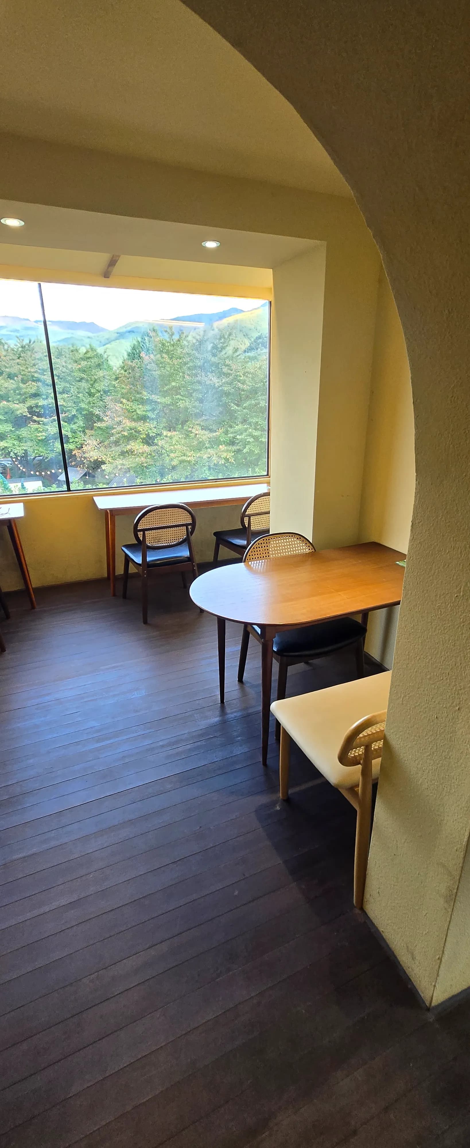 Ruang tempat duduk tingkat 2 Daeryong Sanjang, lampu tanglung gaya Timur dan mural berwarna-warni | 하이제이에스비