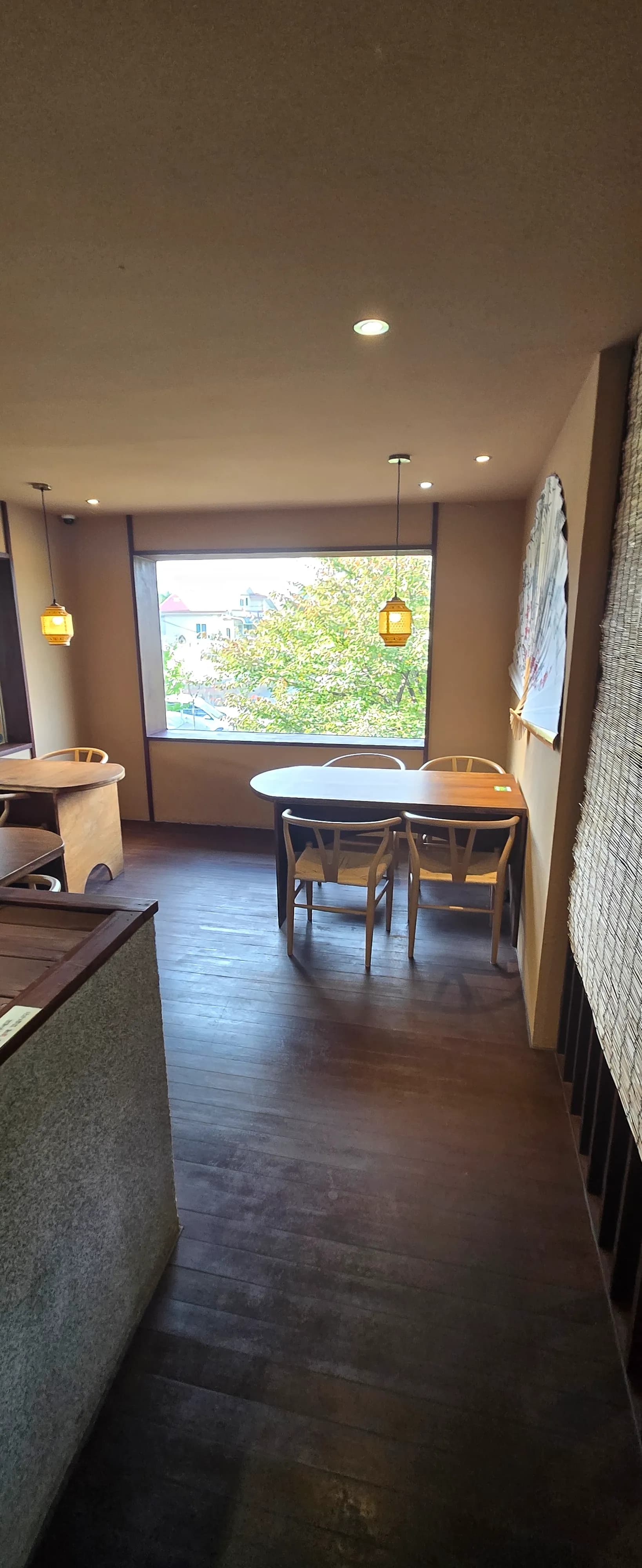 Meja tepi tingkap tingkat 2 dengan cermin besar, menghadap pemandangan gunung hijau | 하이제이에스비